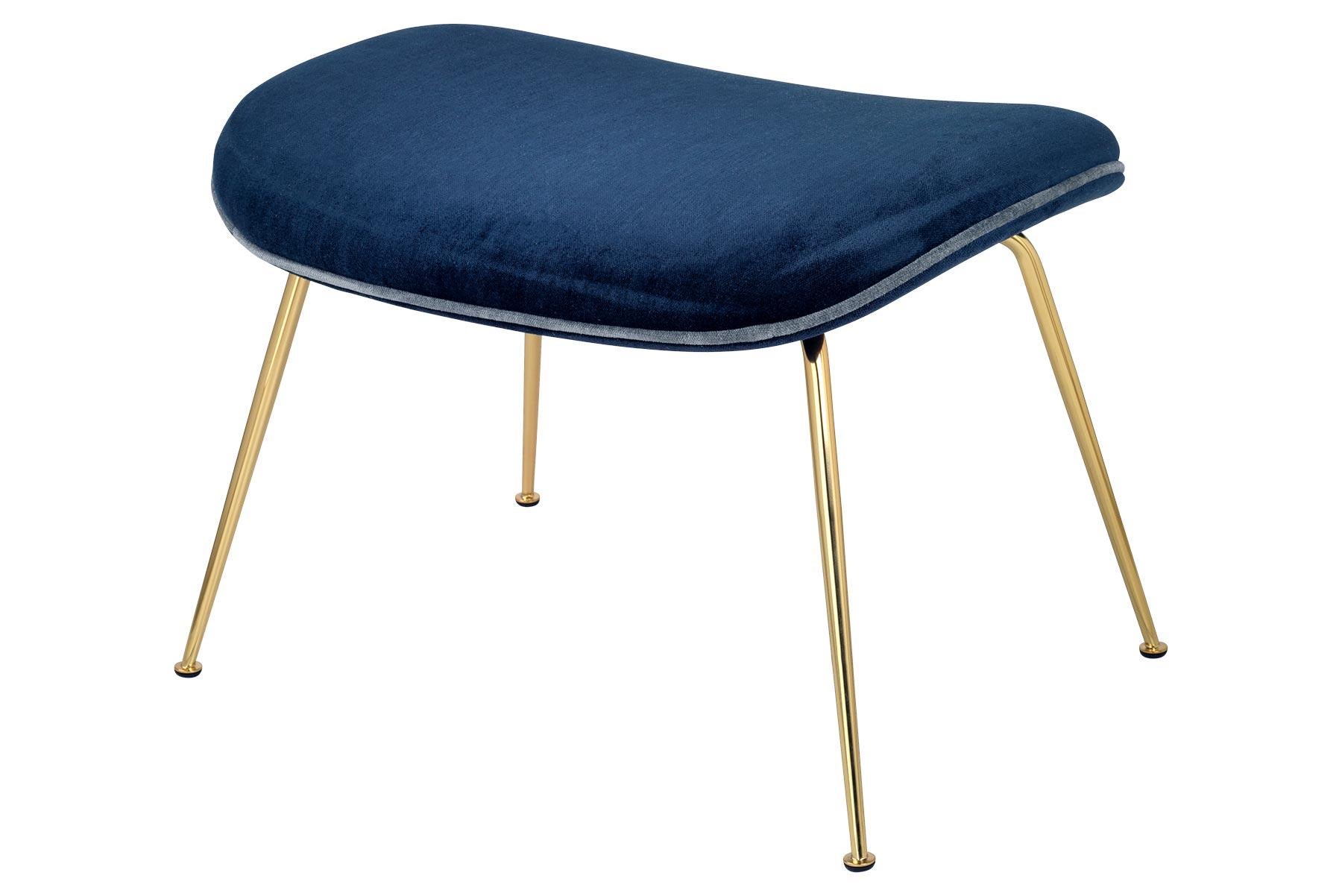 Le pouf Beetle ajoute un niveau de confort supplémentaire à la chaise longue Beetle, mais il est suffisamment expressif pour être autonome et avoir sa propre place dans la décoration intérieure. L'Ottoman Beetle fait fortement référence à la source