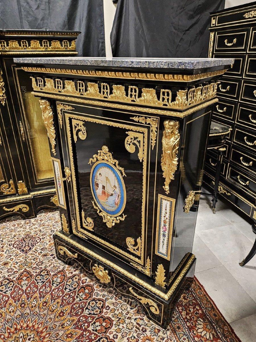 Sehr schöner und eleganter Unterschrank mit Boulle-Marketerie aus der Zeit Napoleons III., gestempelt von BEFORT Jeune, einem führenden Möbelhersteller aus der zweiten Hälfte des 19. Jahrhunderts. Sehr reiche Verzierung aus vergoldeten Bronzen, mit