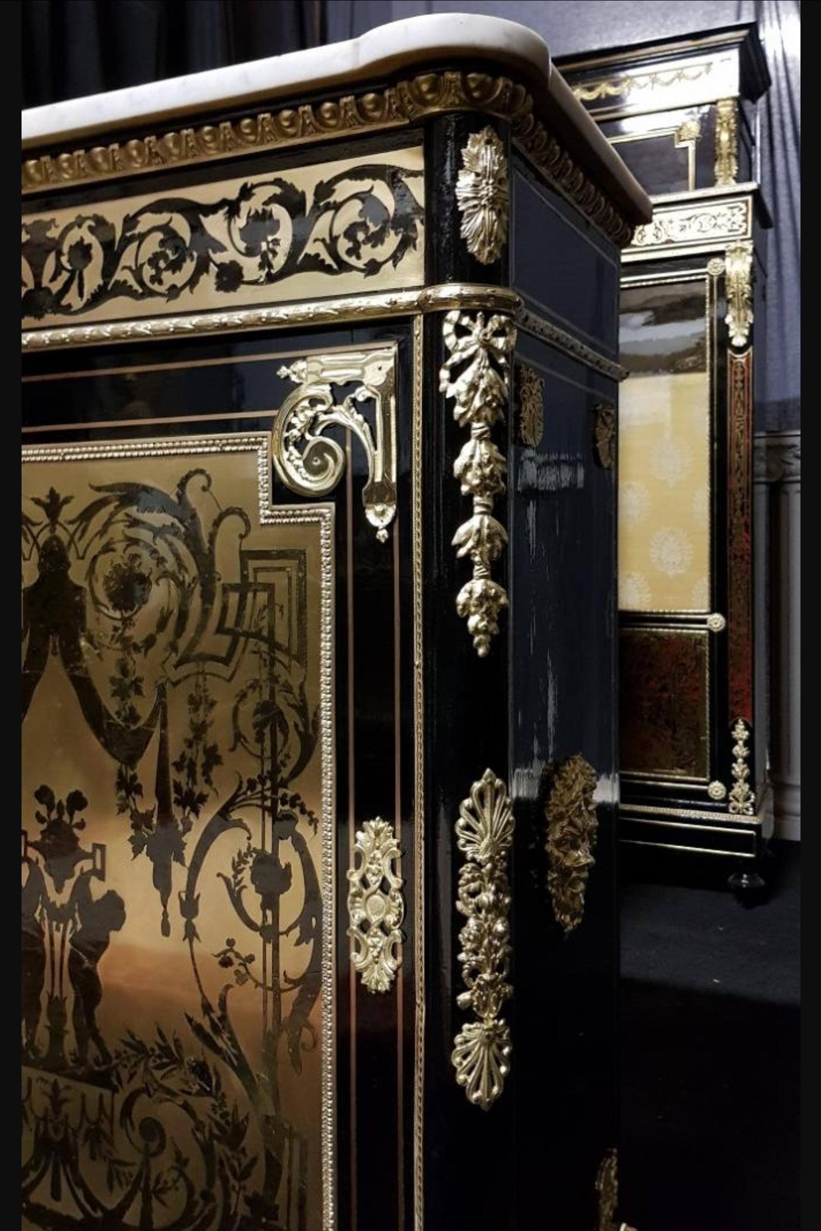 Gorgeous Befort Jeune cabinet in Boulle style marquetry, composed by brass and brown horn. Classic scene of Befort depicting two cherubim under a canopy, framed by scrolls and scrolls foliage. Important ornamentation of gilt bronzes with multiple