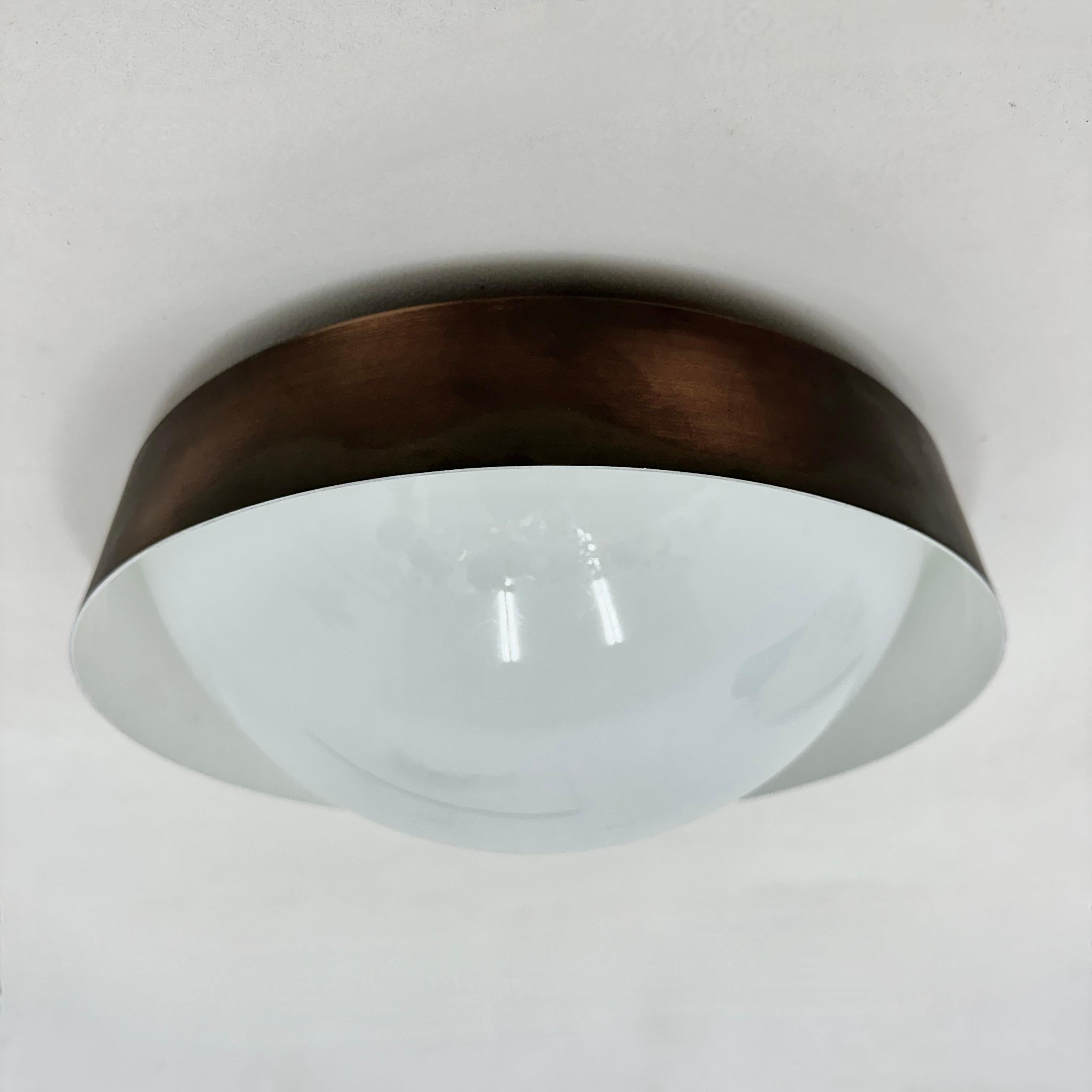 Bega Boom Deckenleuchte flächenbündig , 1970er Jahre

Abmessungen: 30cm Durchmesser, 11cm Höhe
Zustand: Gut Metall hat etwas Patina
MATERIAL: Metall, Glas
Farbe: Weiß, Messing