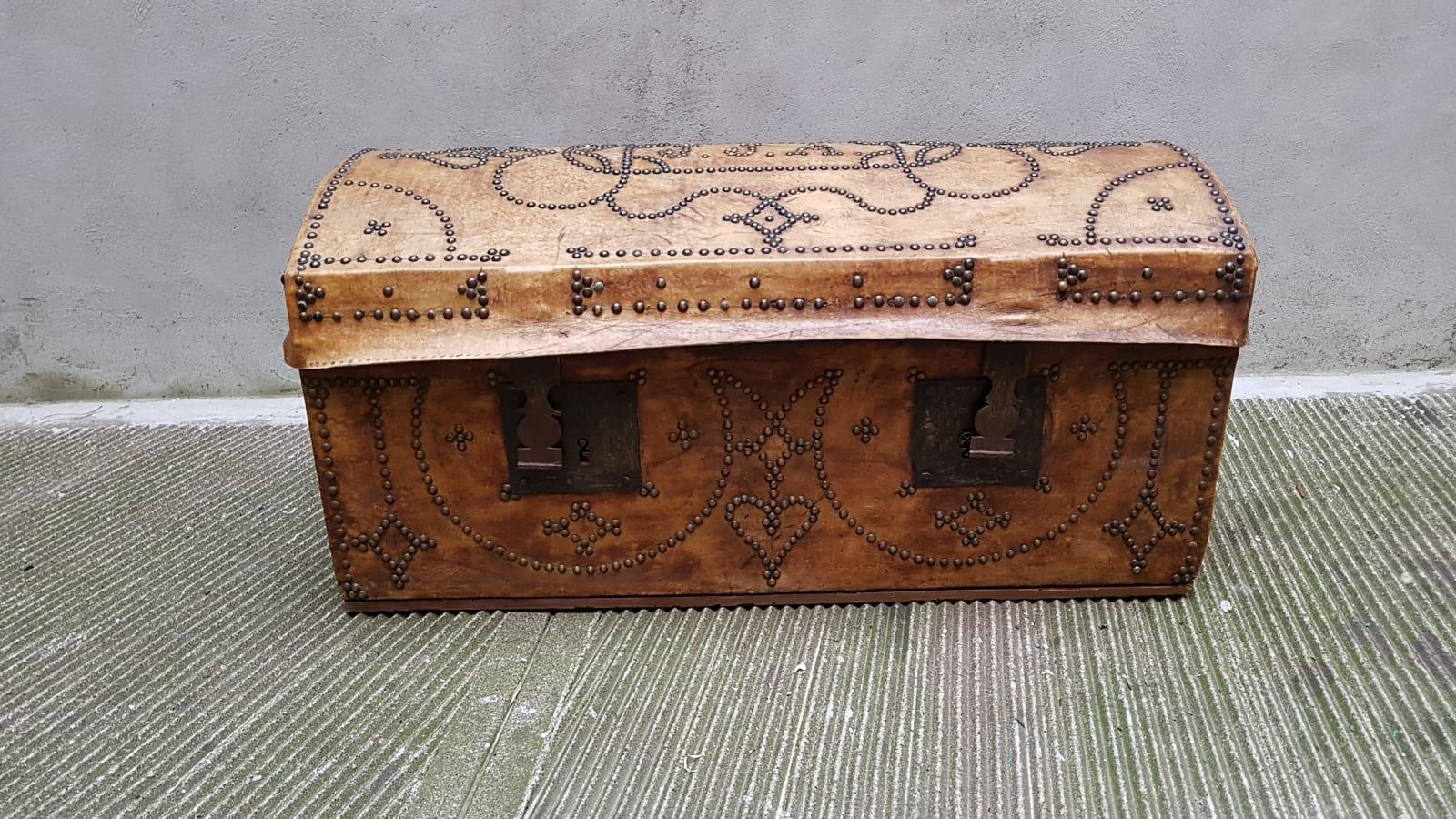 Beginning 20th Century Leather Portoguese Trunk for Travel, 1930 For Sale 2