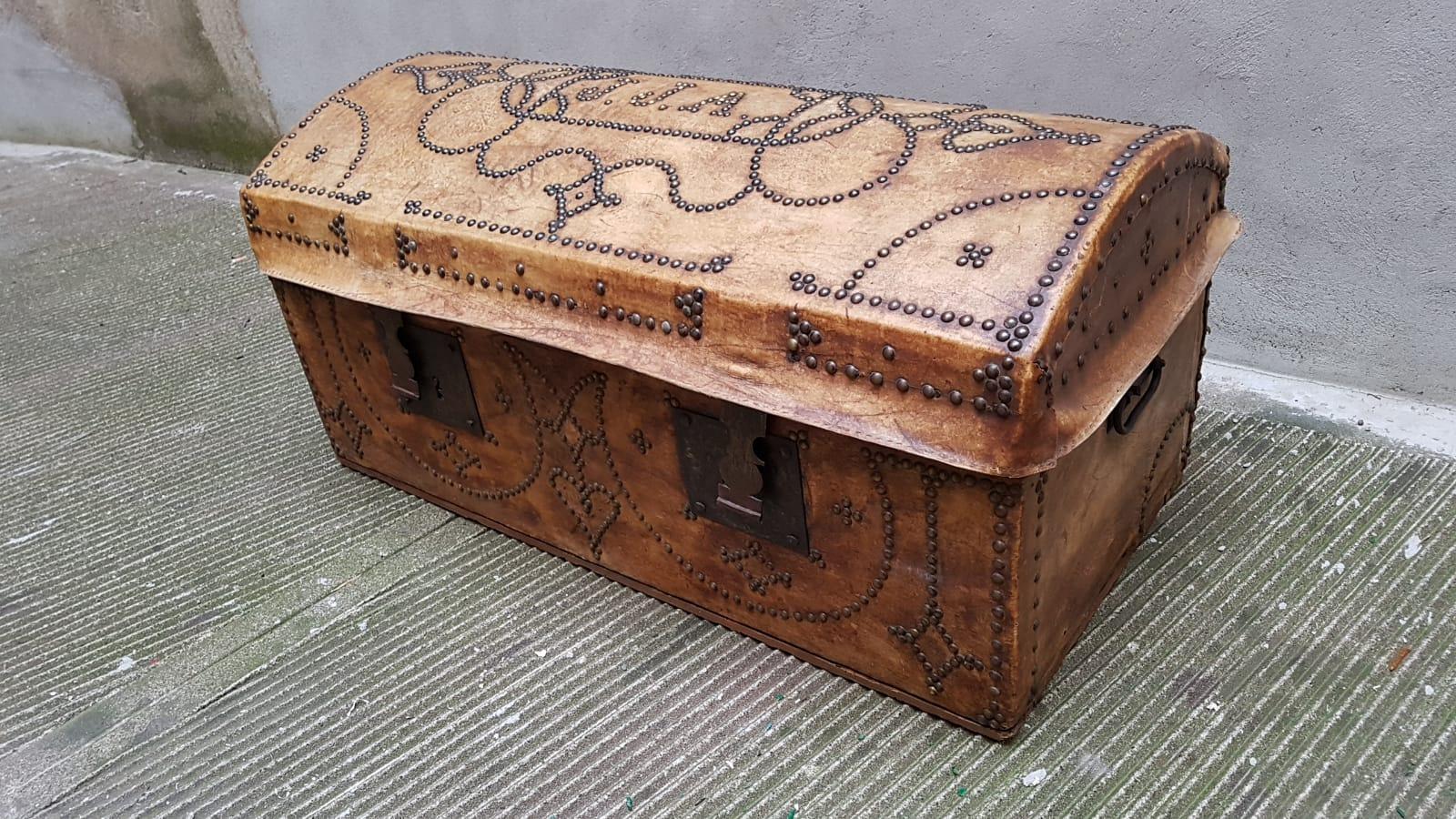 Beginning 20th Century Leather Portoguese Trunk for Travel, 1930 For Sale 3