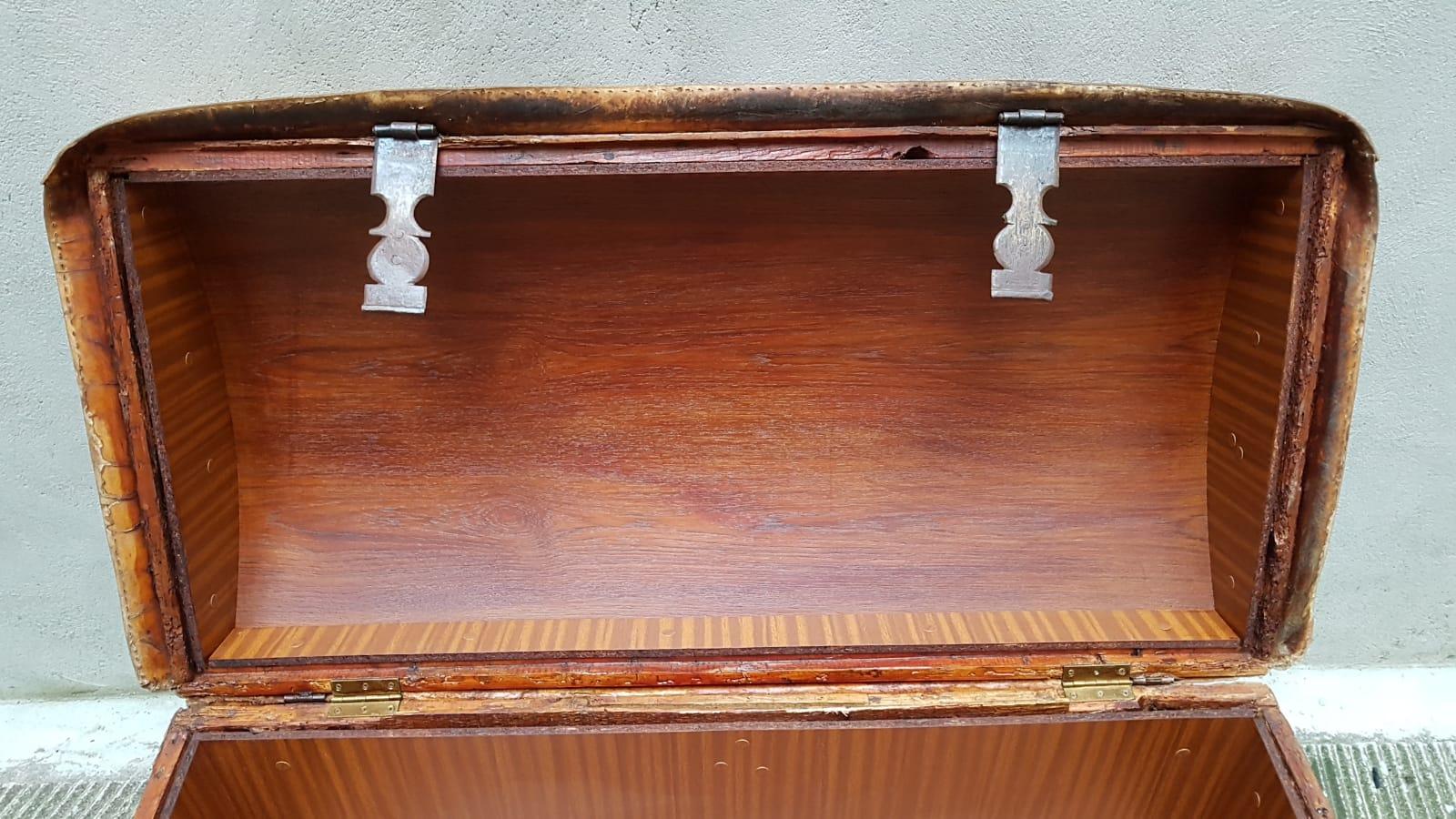 Beginning 20th Century Leather Portoguese Trunk for Travel, 1930 For Sale 4