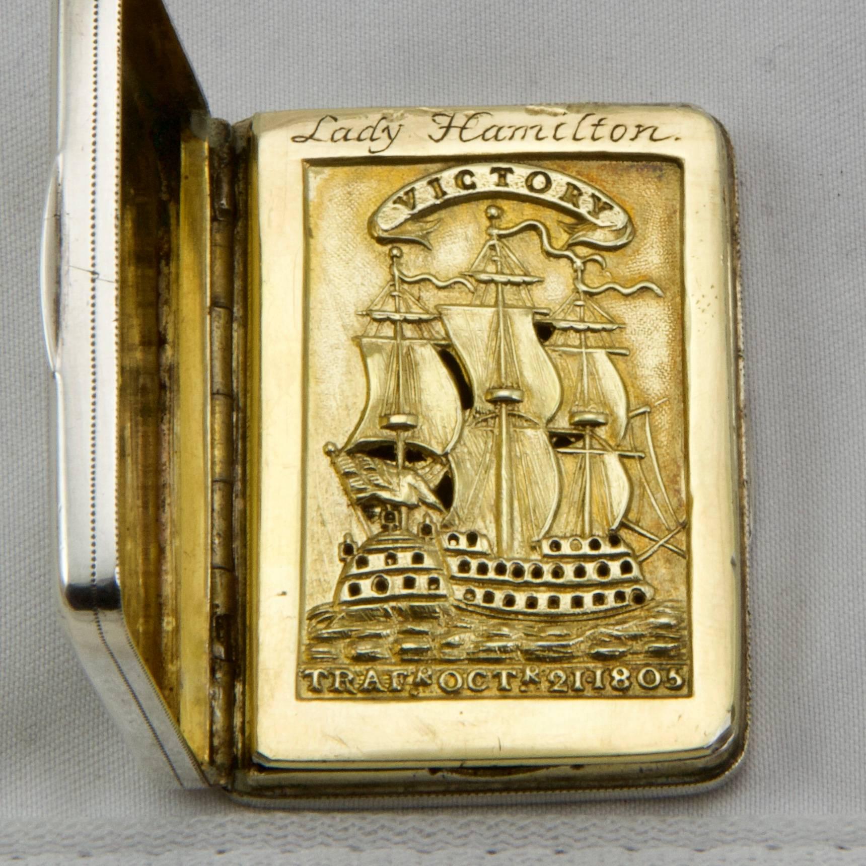 Rectangular memorial vinaigrette in sterling silver and interior in vermeil.
Lid with hinge representing an engraved portrait of Amiral Horatio, first Vicomte Nelson in an ovale frame bordered with the motto 
