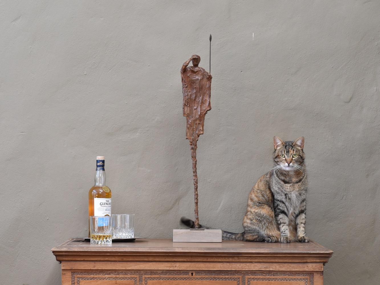 Sud-africain Début de la chasse - Sculpture en bronze du guerrier Massaï en vente