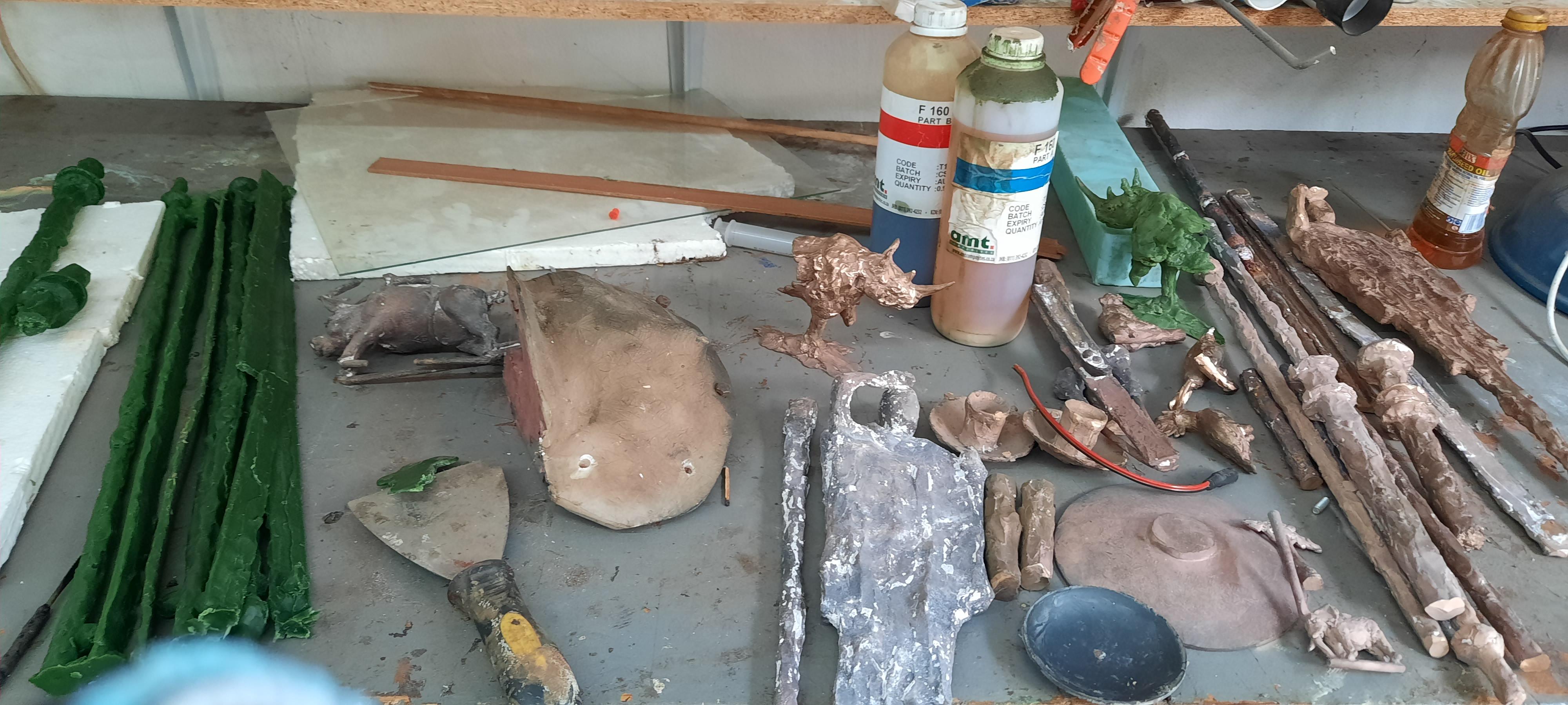 Beginn der Jagd - Skulptur eines Maasai-Kriegers aus Bronze (Expressionismus) im Angebot