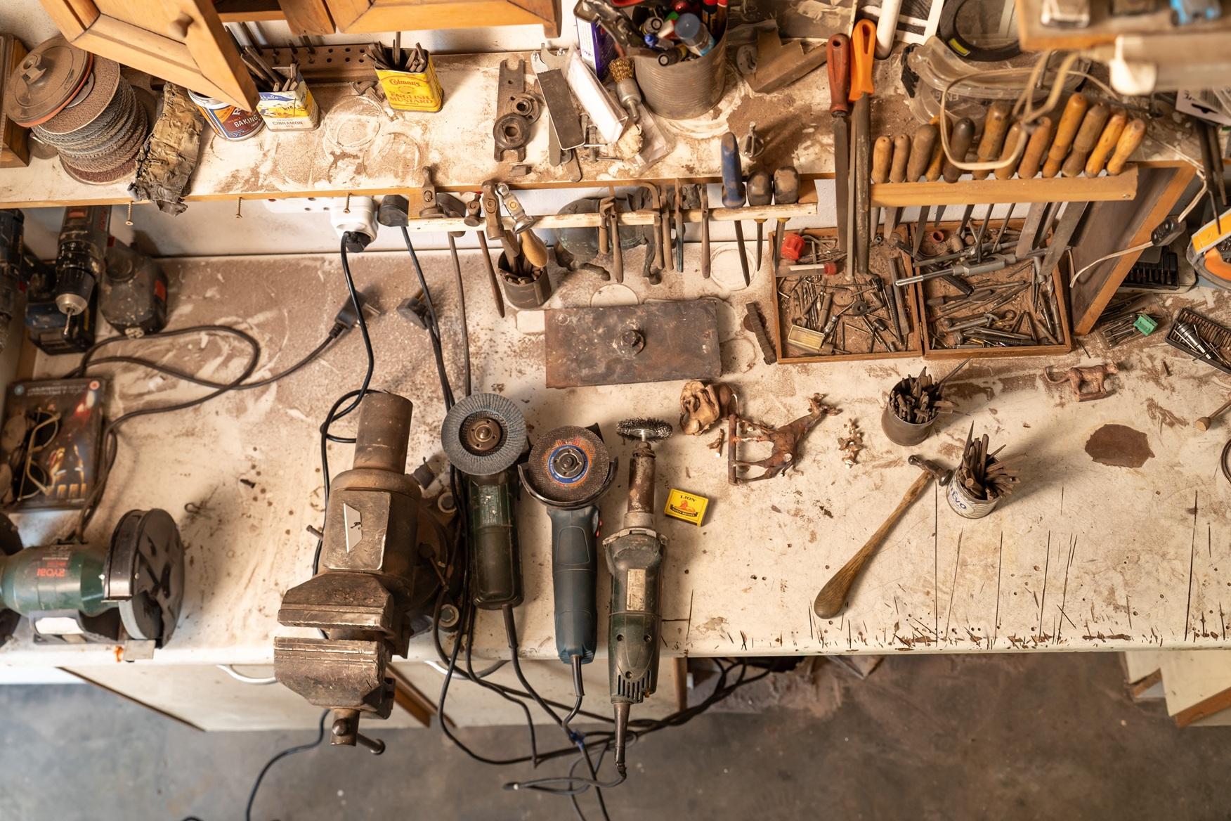 Bronze Début de la chasse - Sculpture en bronze du guerrier Massaï en vente