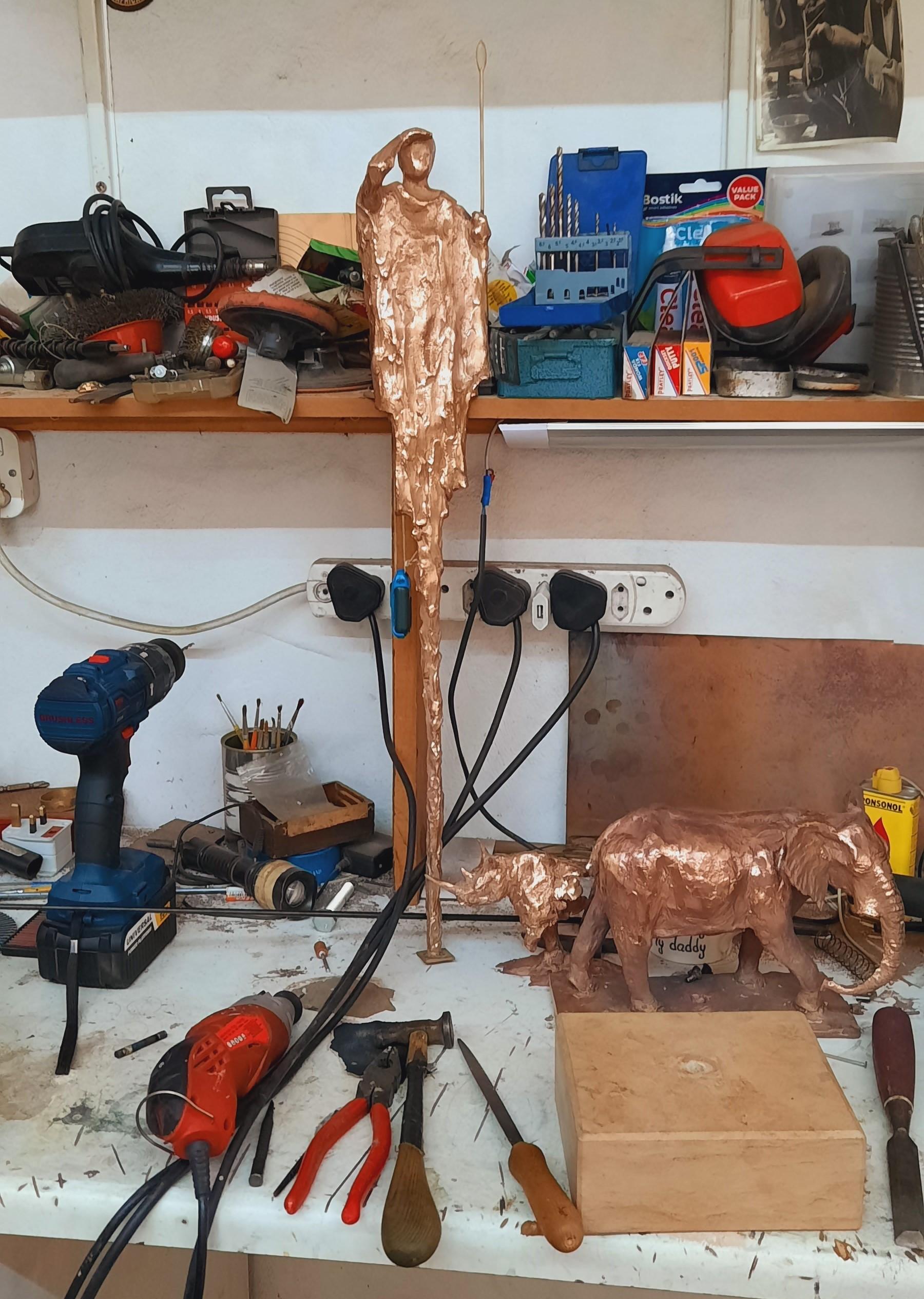 Beginn der Jagd - Skulptur eines Maasai-Kriegers aus Bronze (21. Jahrhundert und zeitgenössisch) im Angebot