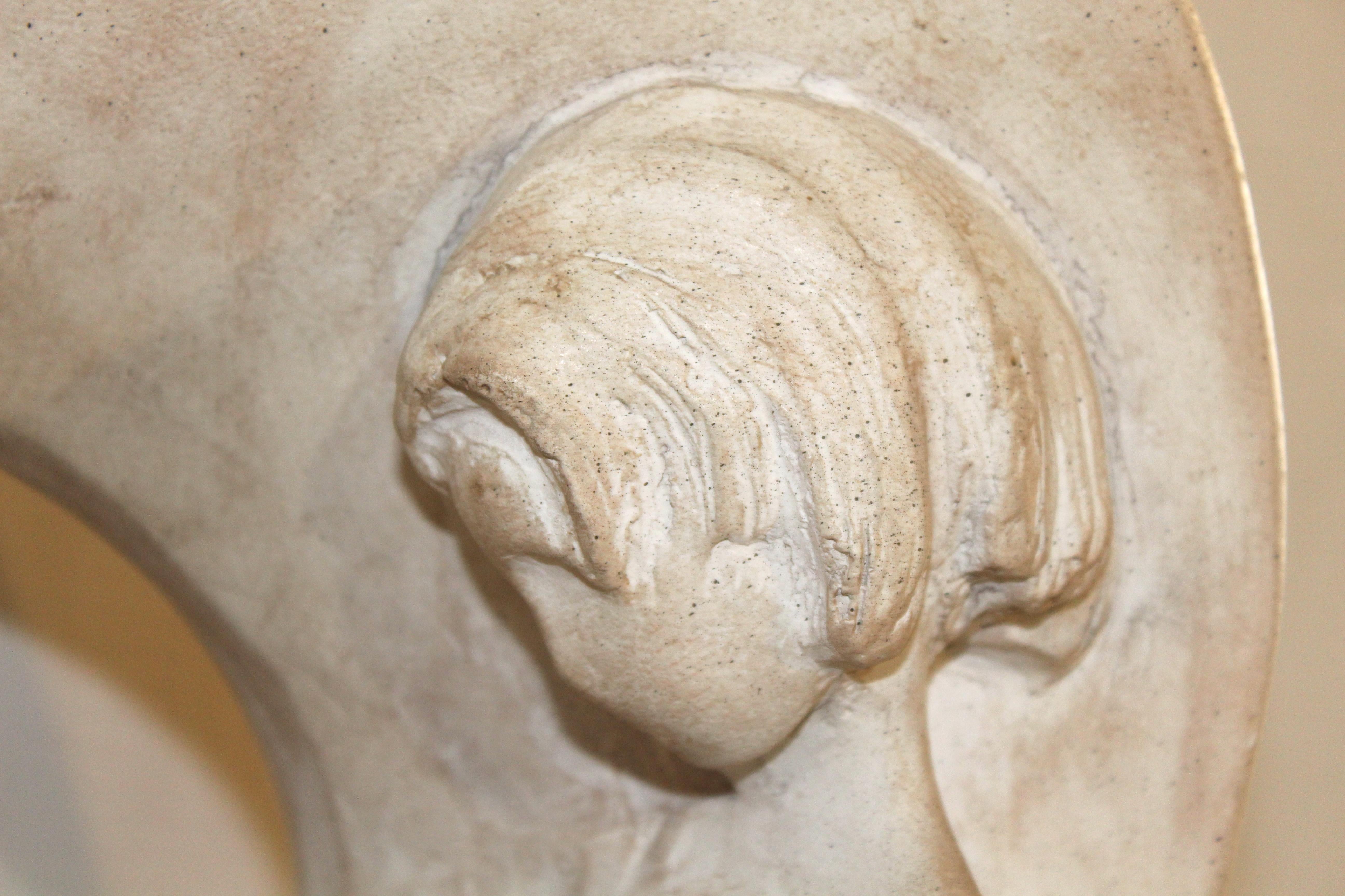 Scultura dell'artista David Fisher raffigurante madre e figlio abbracciati. Costruzione pesante, marcata da Austin Productions e comprensiva di cartellino originale con informazioni sull'artista.
Si prega di confermare la posizione NY o NJ