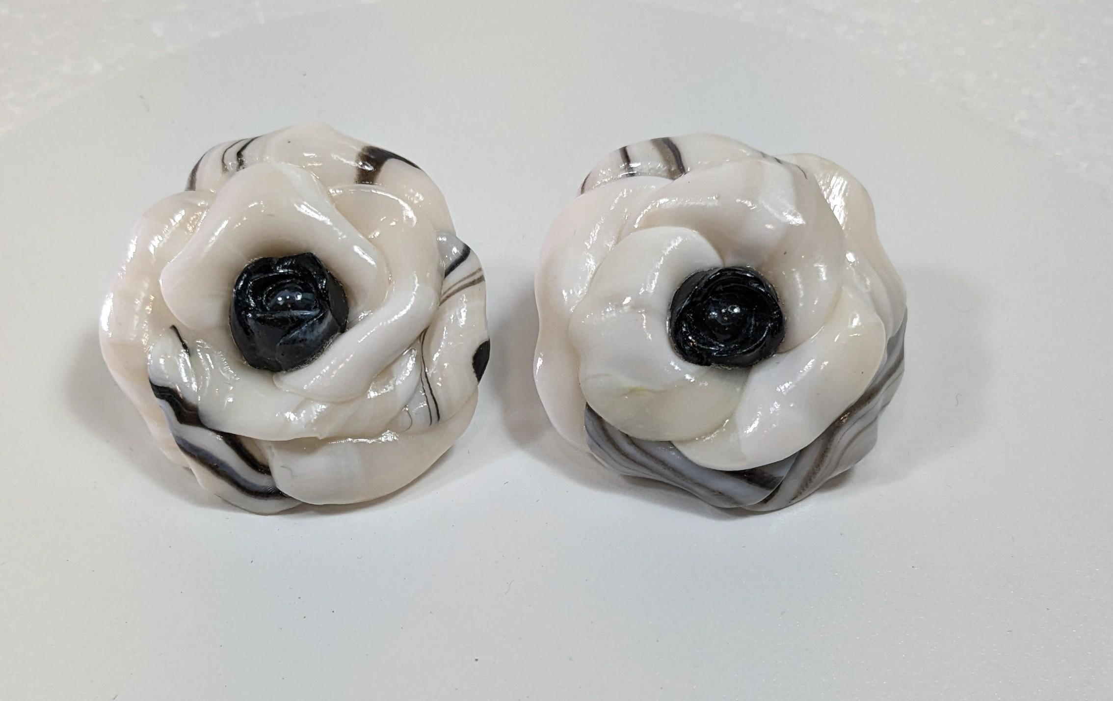 Black and white Camelia Polymer  Clay Earrings with golplated silver closure

Diameter: 4 cm
Weight: 14,5 grams
Color  White and Black
Handmade




Pradera Fashion Division  is specialized in European Fashion designers, clothing, handbags,