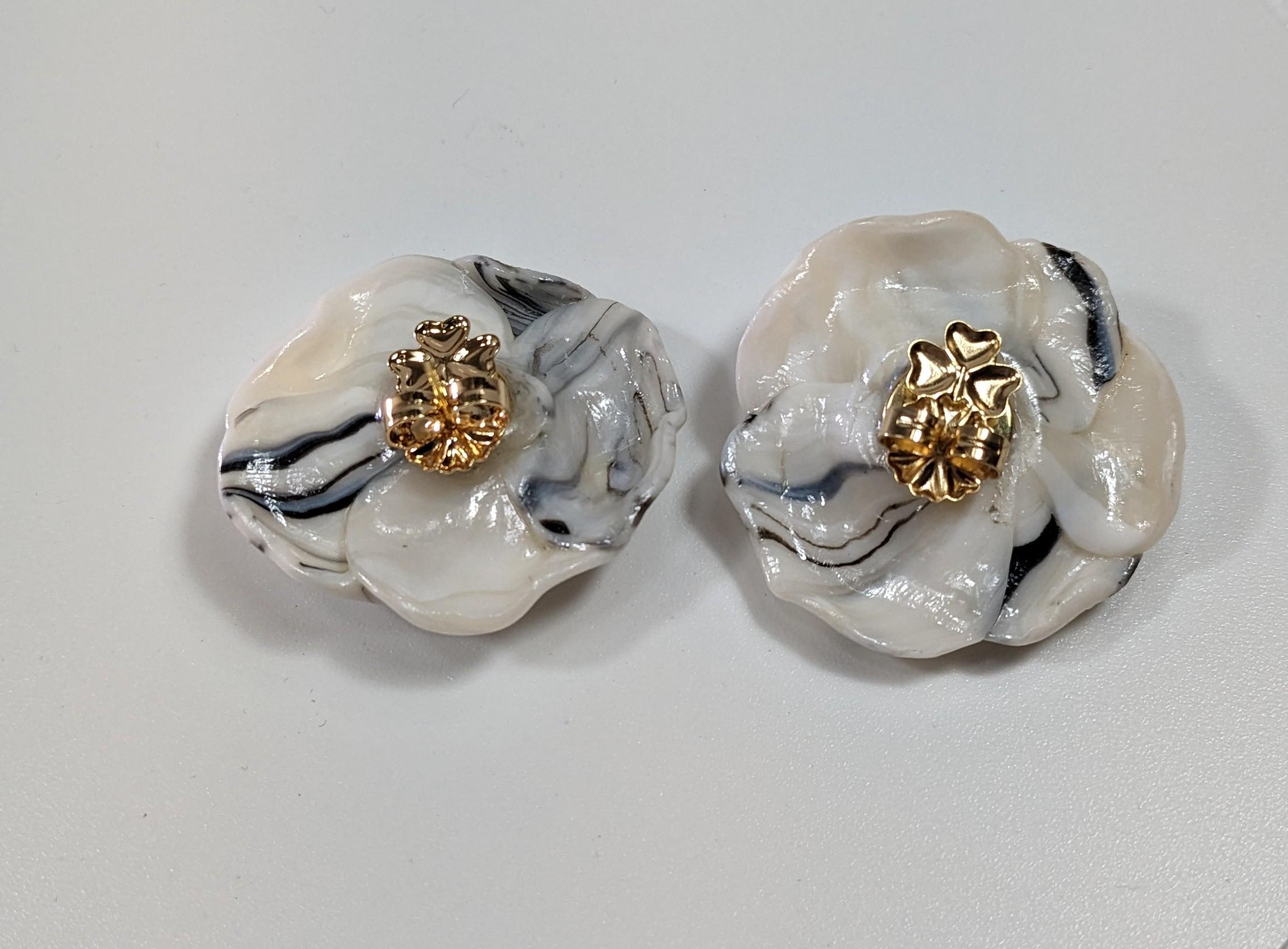 Schwarz und weiß Camelia Polymer  Ohrringe mit vergoldetem Silberverschluss (Romantik) im Angebot
