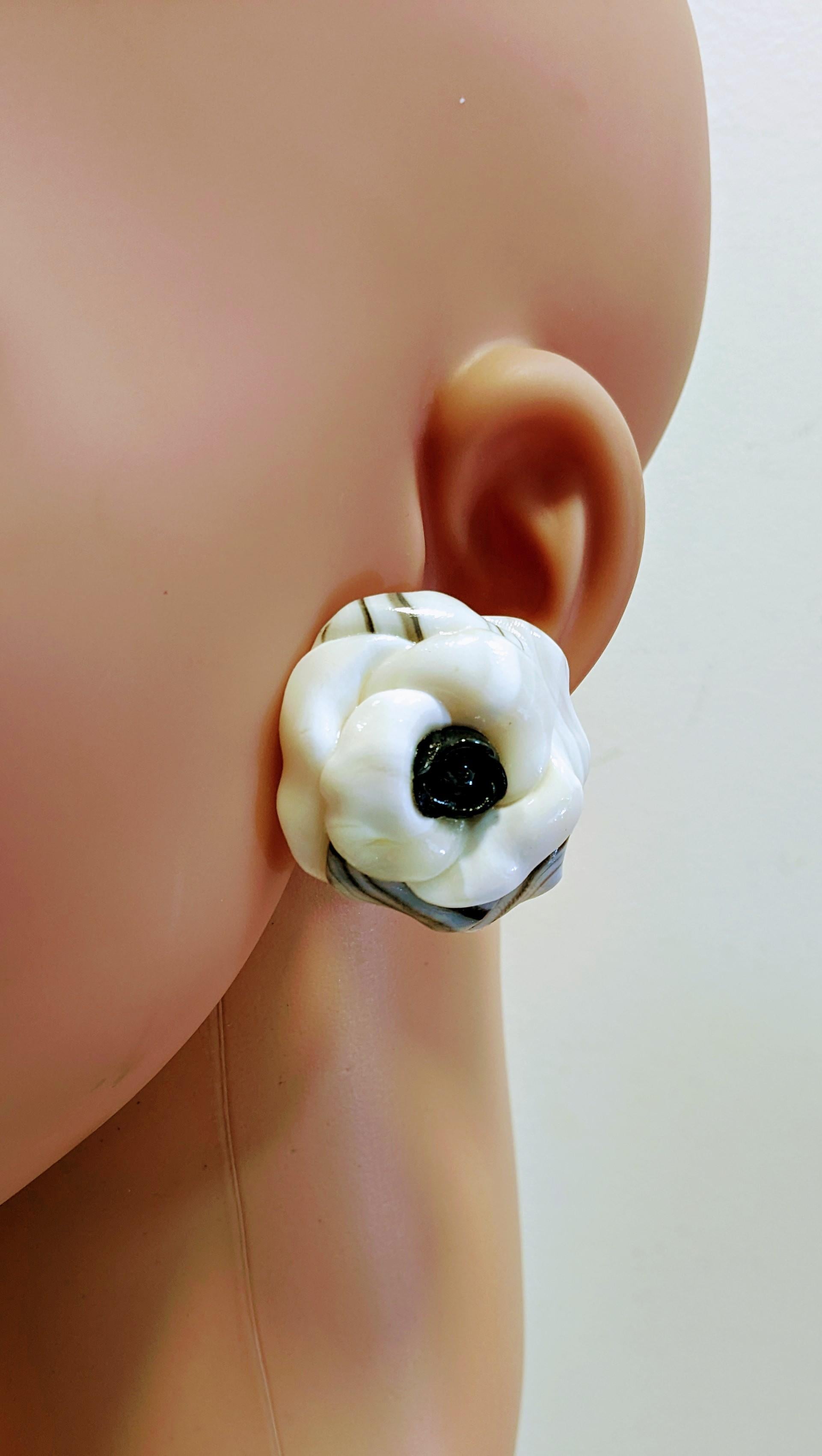 Women's Black and white Camelia Polymer  Earrings with golplated silver closure For Sale