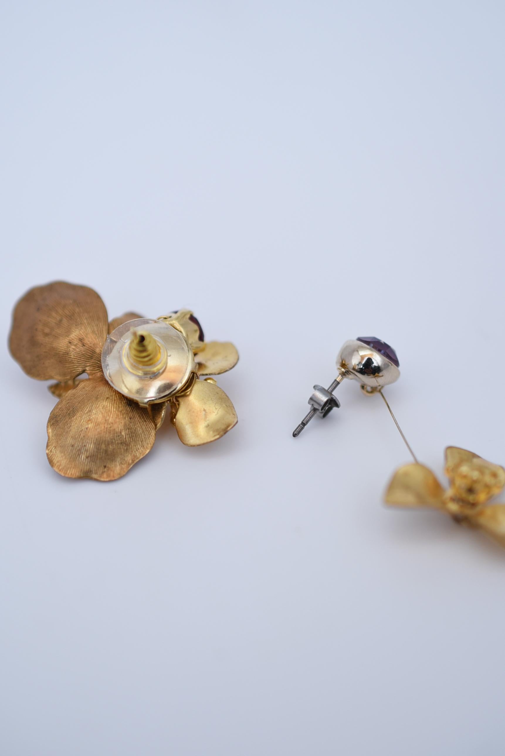 Artisan begonia with bee asymmetry earring  / vintage jewelry , 1970's vintage parts For Sale