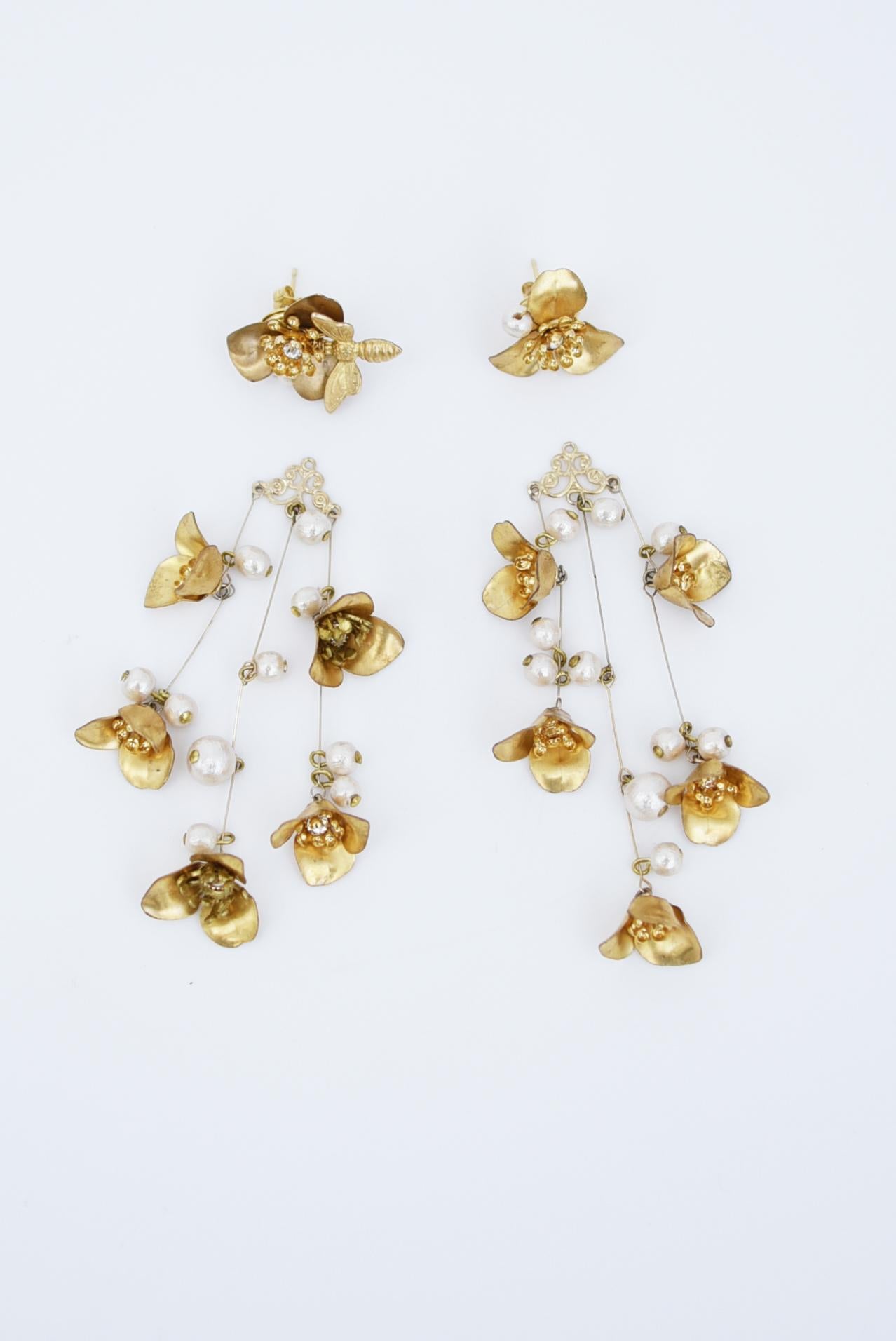 Artisan begonia with bee chandelier earring (2way) / vintage jewelry , 1970's vintage For Sale