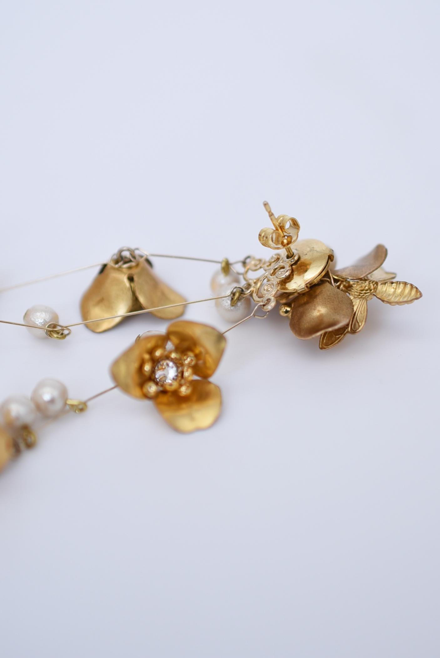 begonia with bee chandelier earring (2way) / vintage jewelry , 1970's vintage For Sale 1