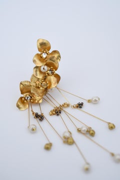 begonia with bee ear clip  / vintage jewelry , 1970's vintage parts
