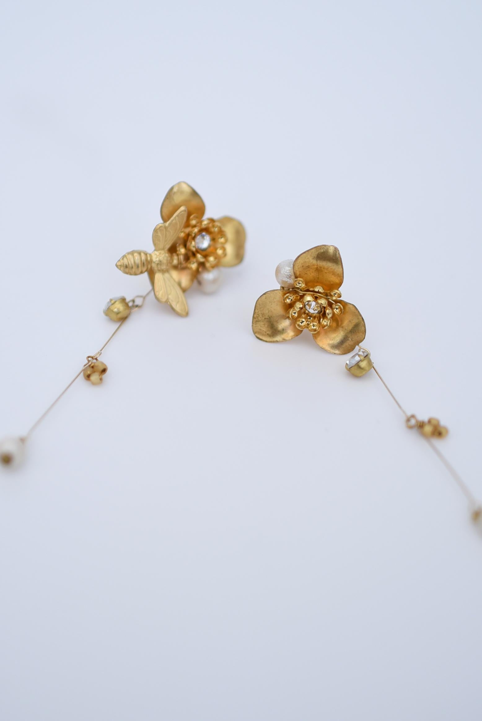 material:wood pearl,1970’s American vintage parts,glass beads, brass, swarovski,stainless,german silver
size:length 4.3cm


The motif swings widely from beneath the autumnal orchid and bee motifs.
Between the lines are beads and crystal elements,