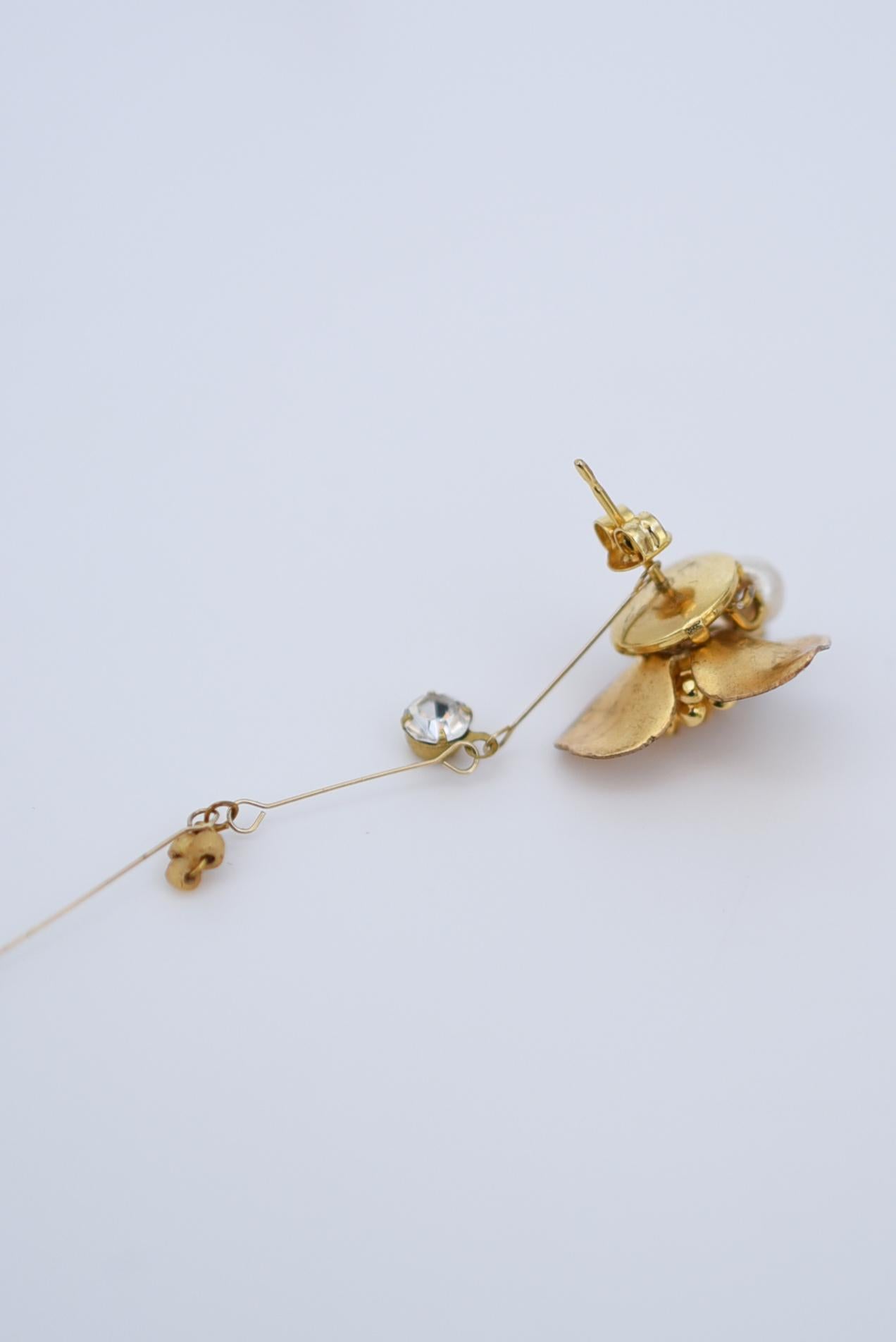 Artisan begonia with bee line earring (2way) /  / vintage jewelry , 1970's vintage parts For Sale
