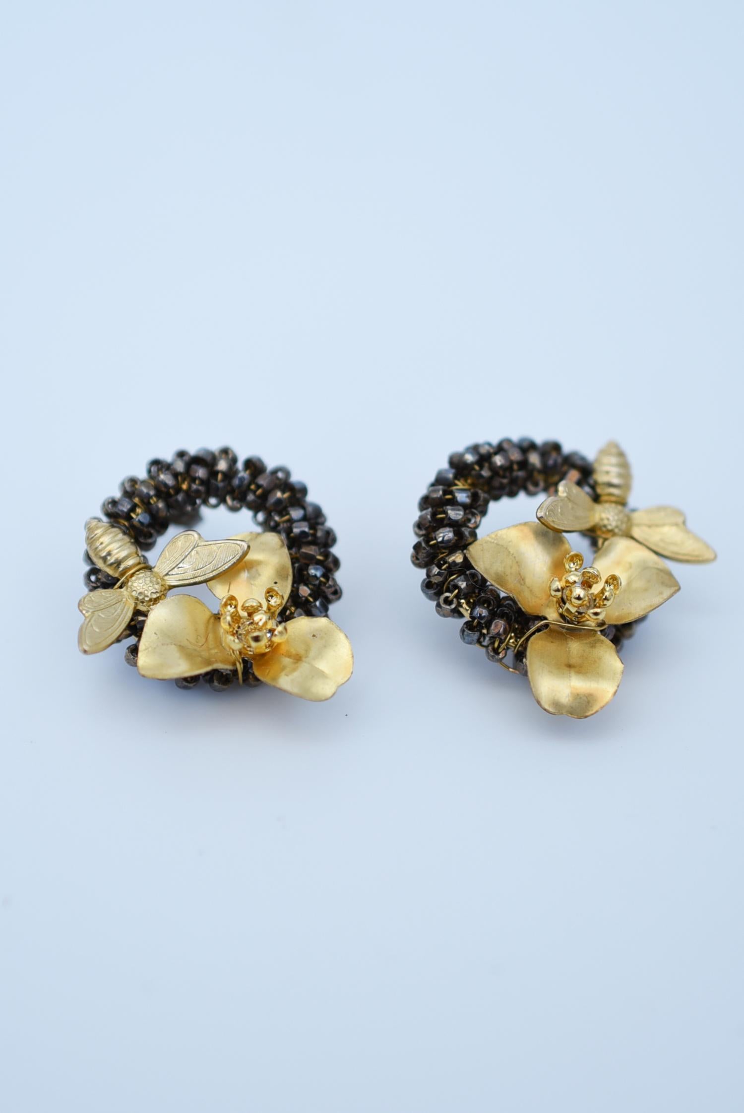 Artisan begonia with bee round earring /  / vintage jewelry , 1970's vintage parts For Sale