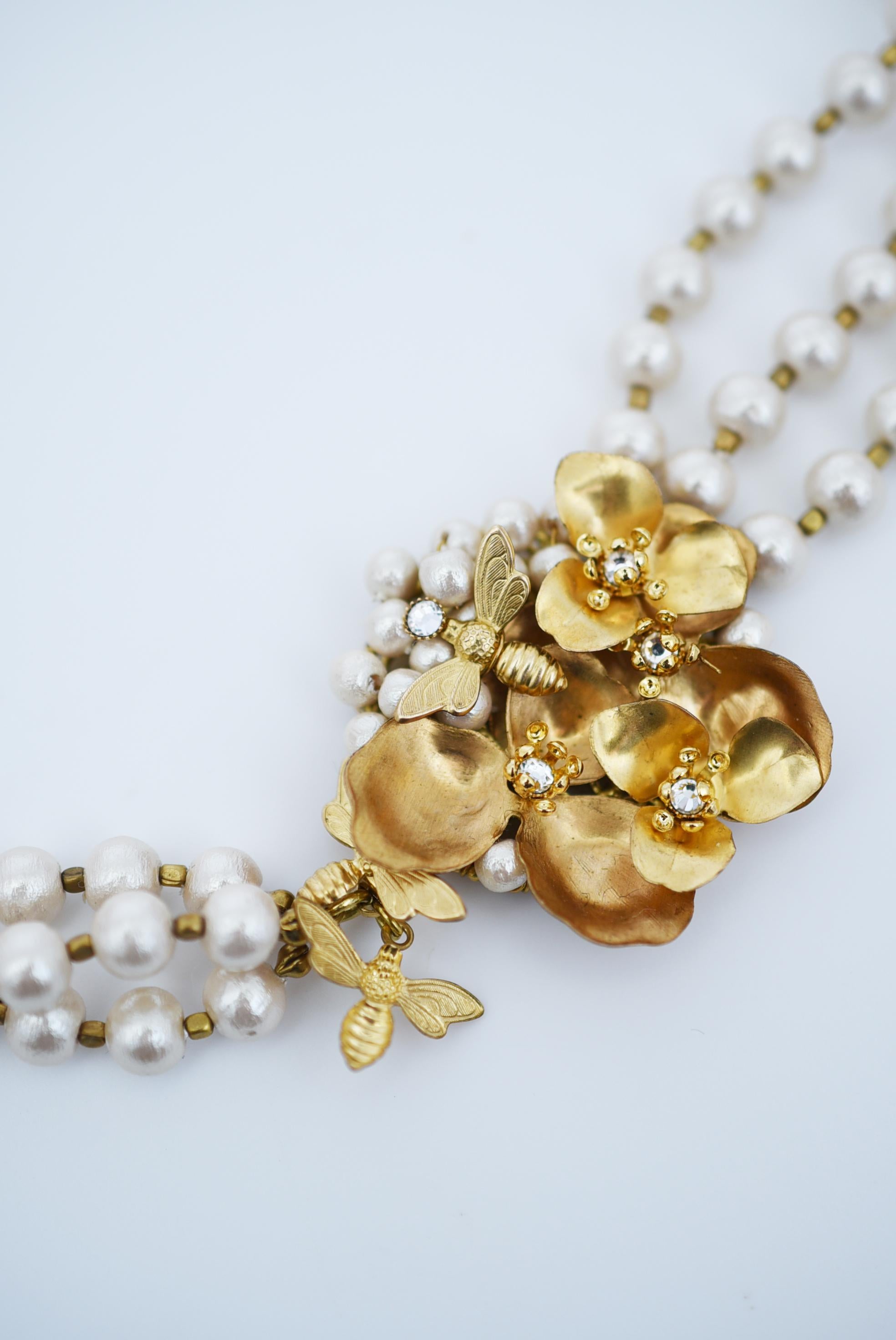 Round Cut begonia with bee triple necklace (2way) / vintage jewelry , 1970's vintage parts For Sale