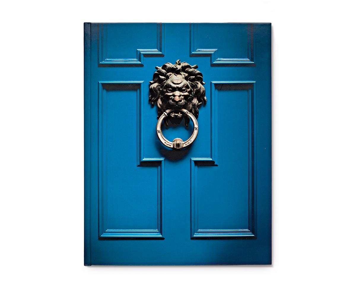 XXIe siècle et contemporain Livre « Behind the Blue Door » de John Demsey en vente