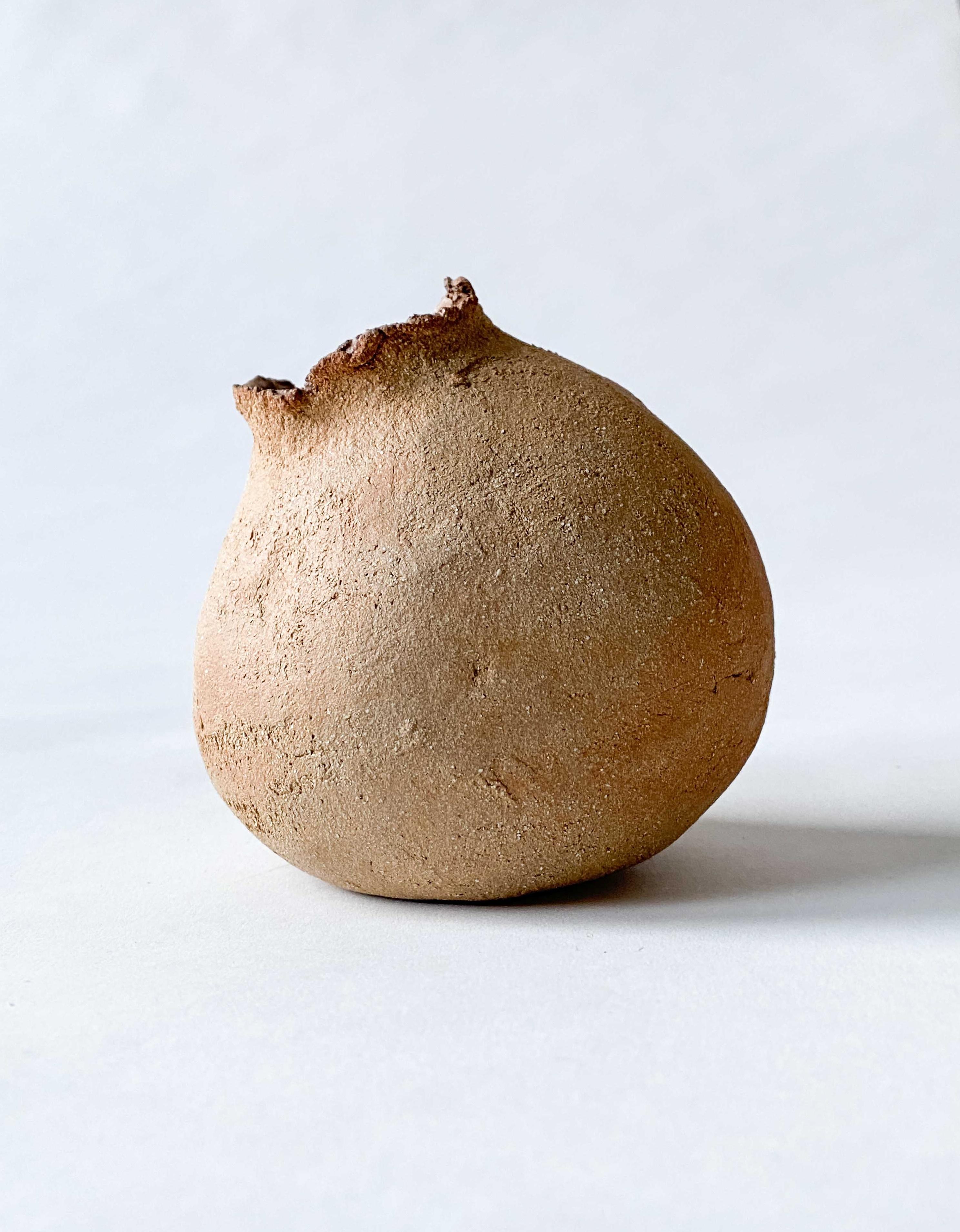 Vaso decorativo in ceramica Around The Radiator II di Lillian Tørlen
Un pezzo unico.
Dimensioni: D 8 x L 10,5 x H 10,5 cm. 
Materiali: Ceramica. 

La mostra Levels of Attachment and Belonging consiste in una serie di vasi di ceramica pressati,