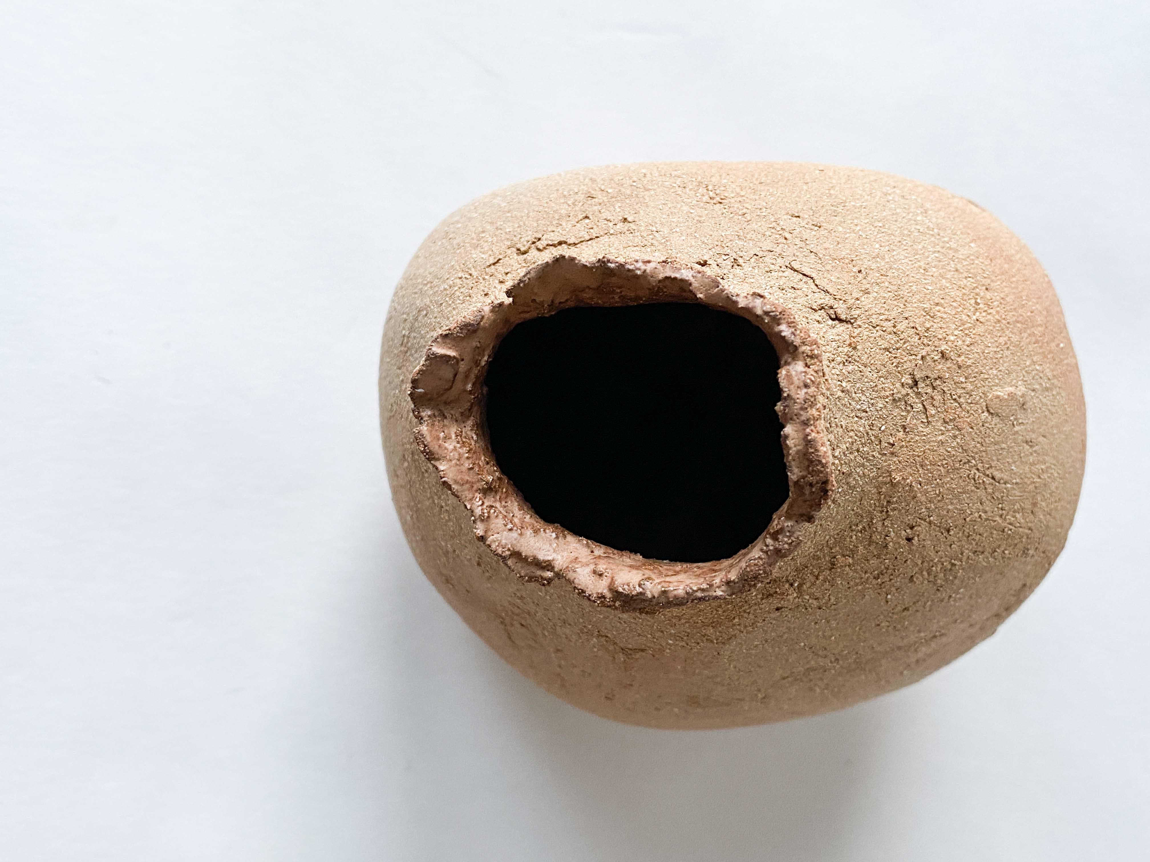 Behind The Radiator Decorative Ceramic Vase by Lillian Tørlen In condizioni Nuovo in vendita a Geneve, CH