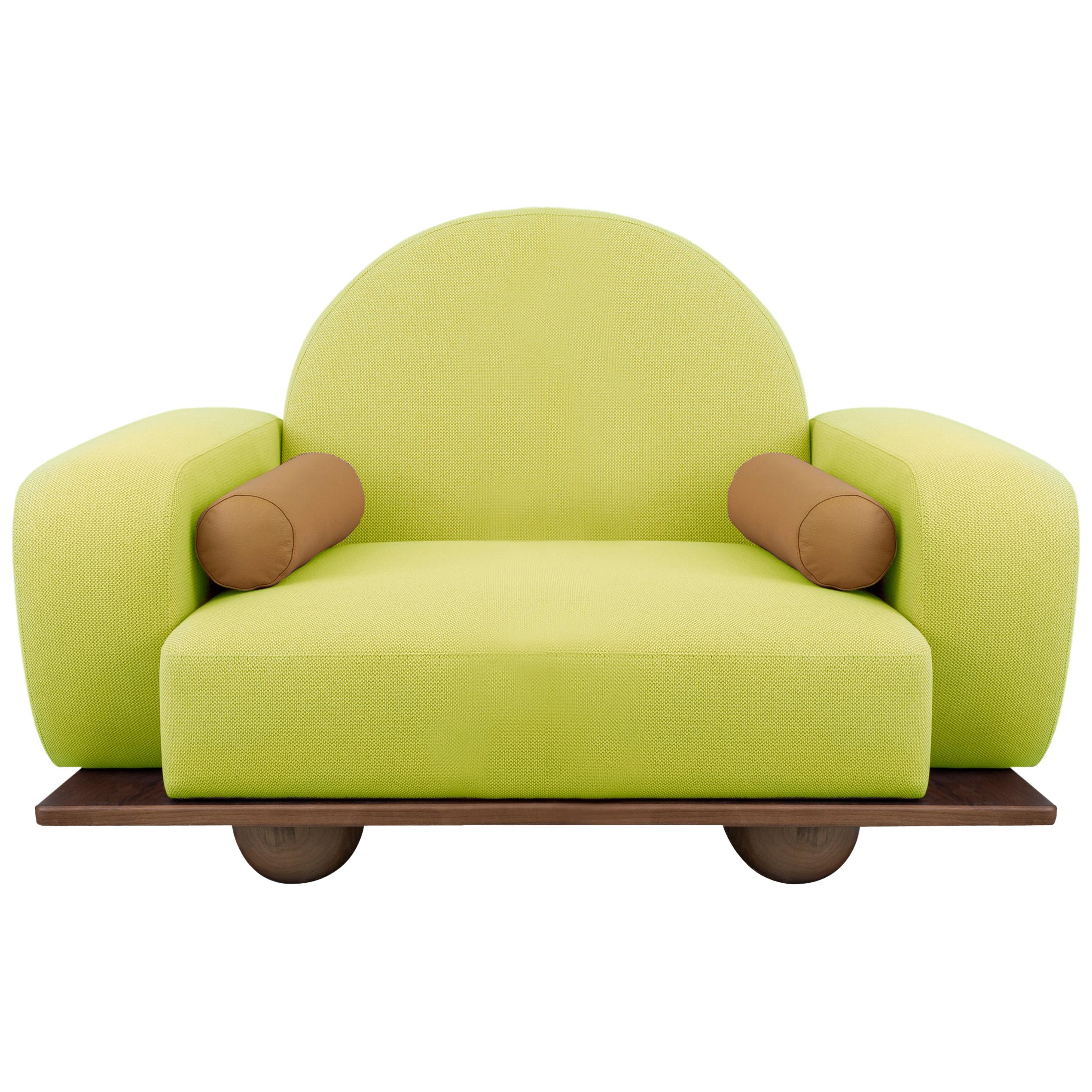Le fauteuil Beice est conçu pour imiter la sensation d'être assis sur un nuage de barbe à papa. La combinaison de sa couleur, de son dossier en forme d'arc, de ses bords arrondis et de ses pieds sphériques en noyer crée un design rêveur et tendre.