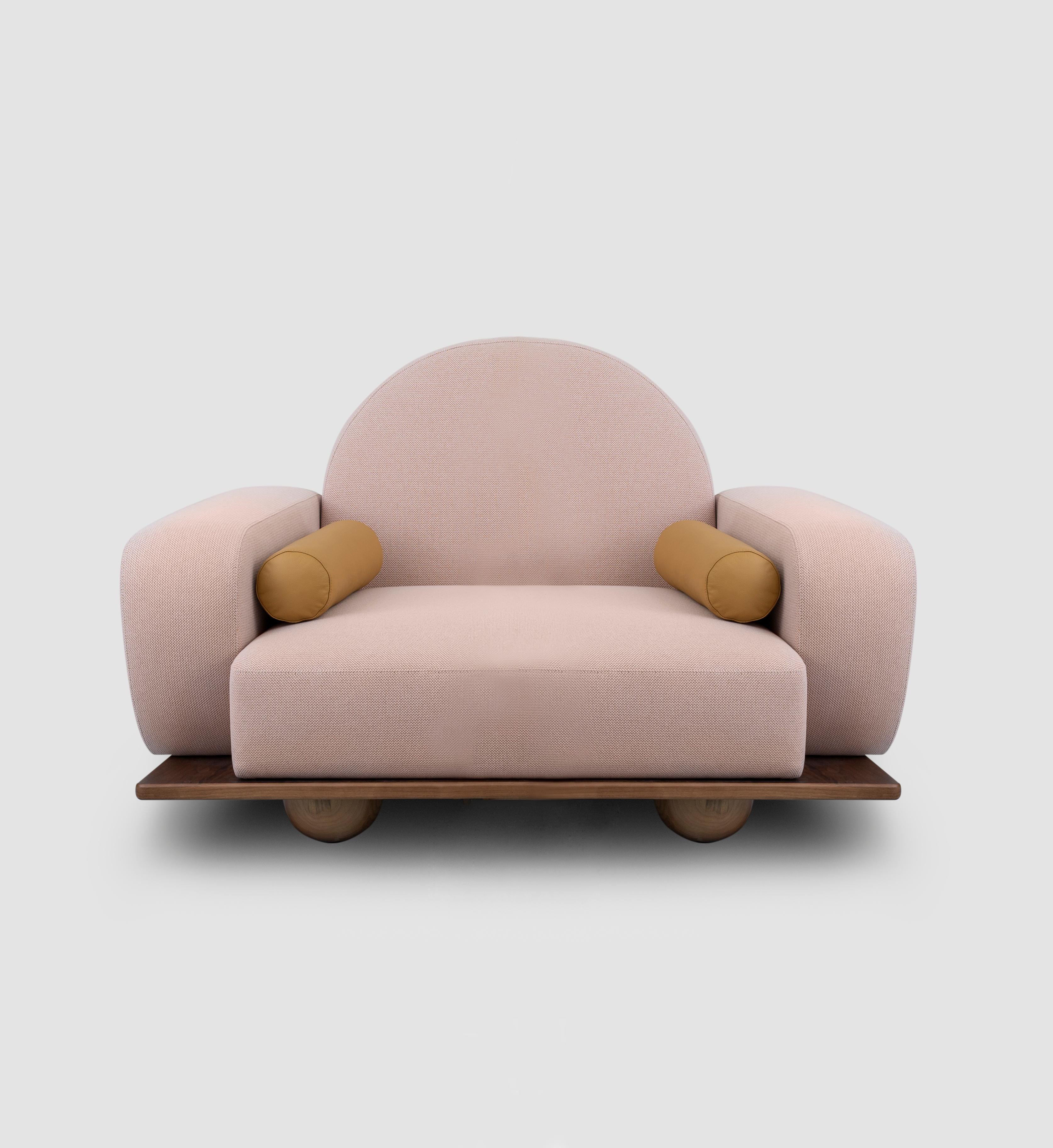 El sillón Beice está diseñado para imitar la sensación de estar sentado en una nube de algodón de azúcar. La combinación de su color, el respaldo en forma de arco, los bordes redondeados y los pies de nogal esféricos crea un diseño tierno y de