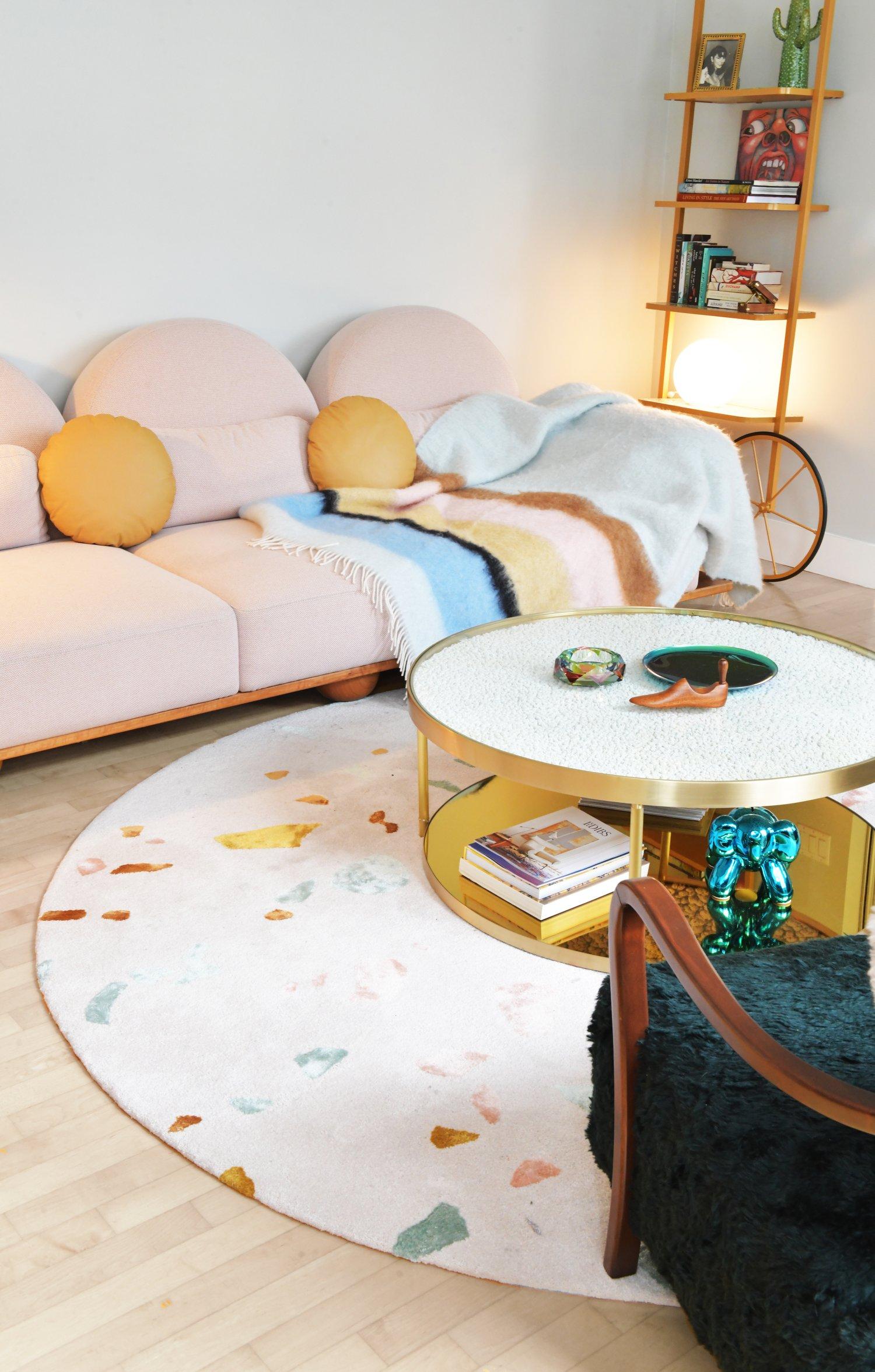 Turc Canapé Beice par Merve Kahraman, American Walnut, tissu Lime et cuir Mustard en vente