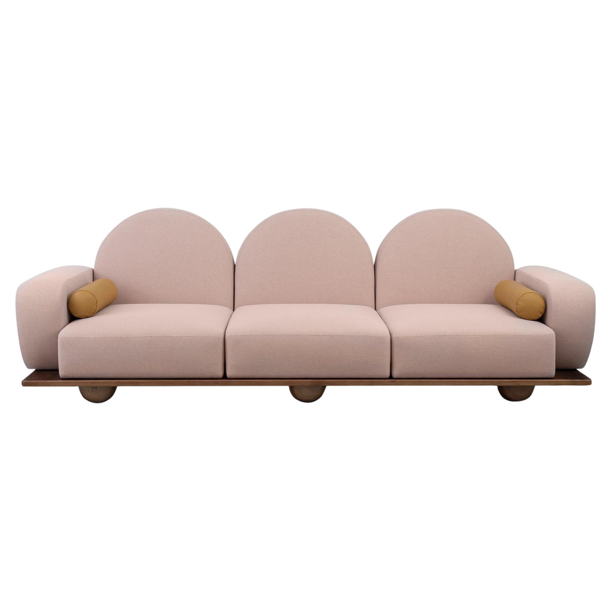 Sofá Beice de Merve Kahraman, tela rosa nogal americano y piel mostaza