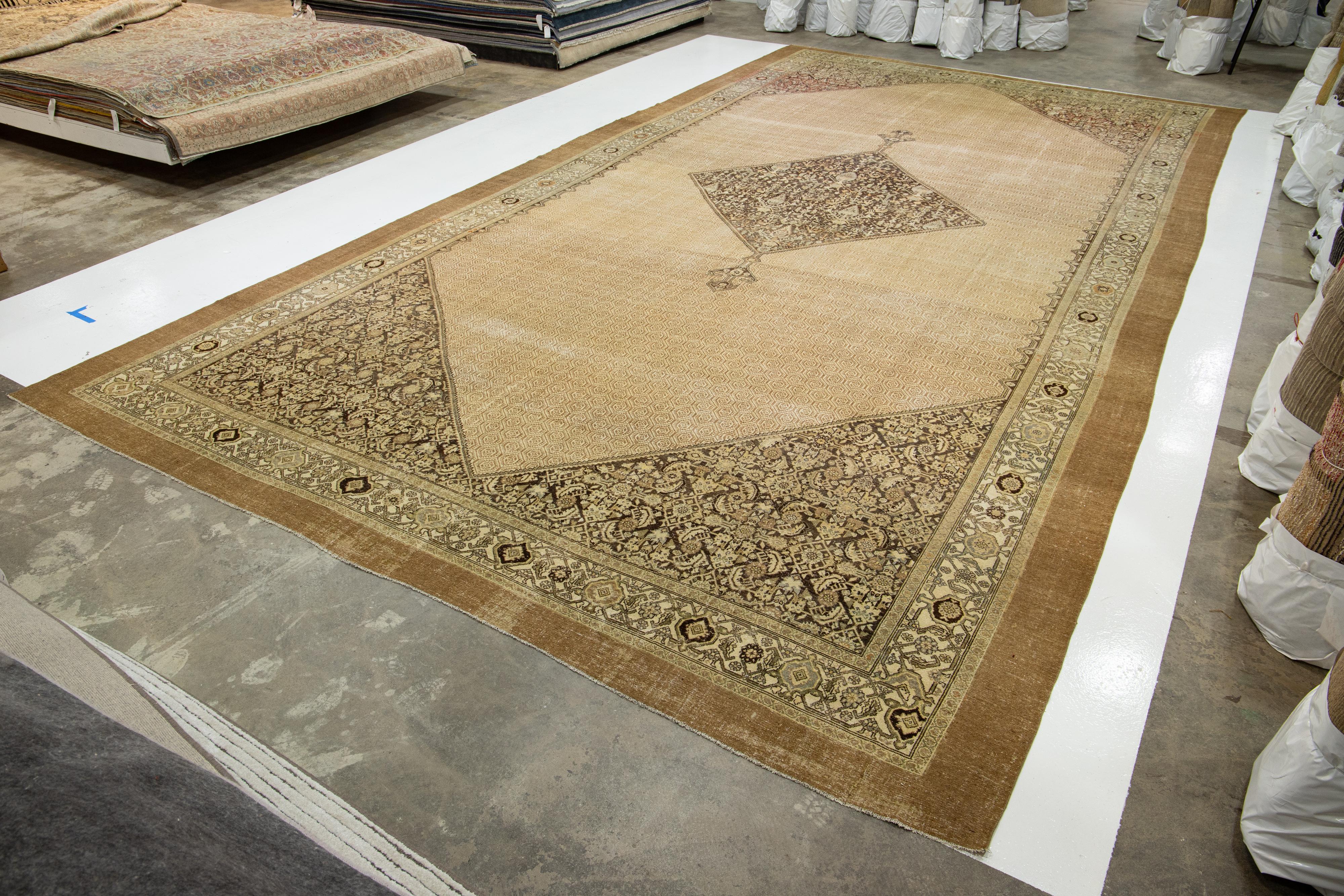 Tappeto beige 1900 Hamadan Persian Gallery in lana con disegno a medaglione in vendita 2