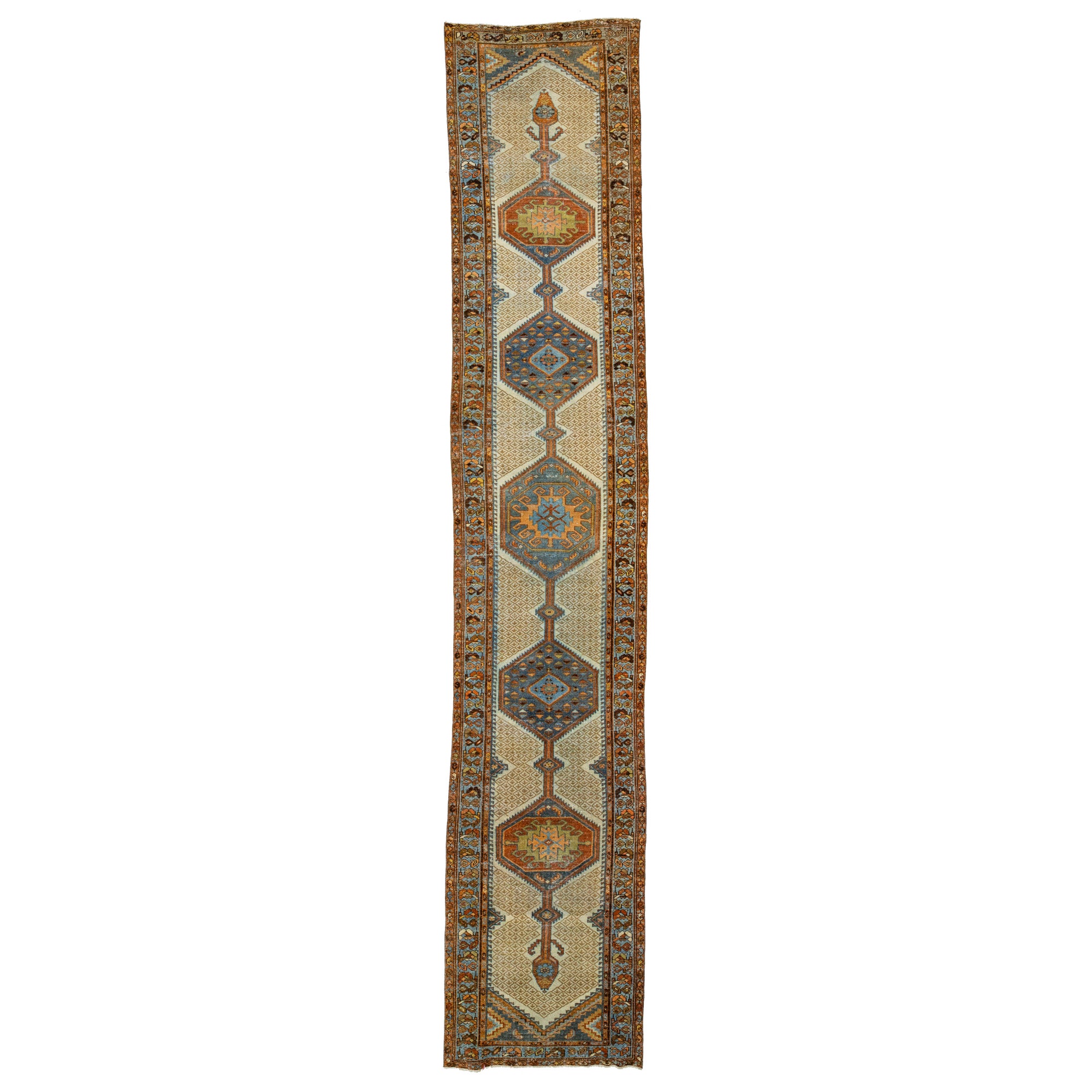 Tapis de couloir persan Hamadan des années 1920 en laine beige avec motif médaillon