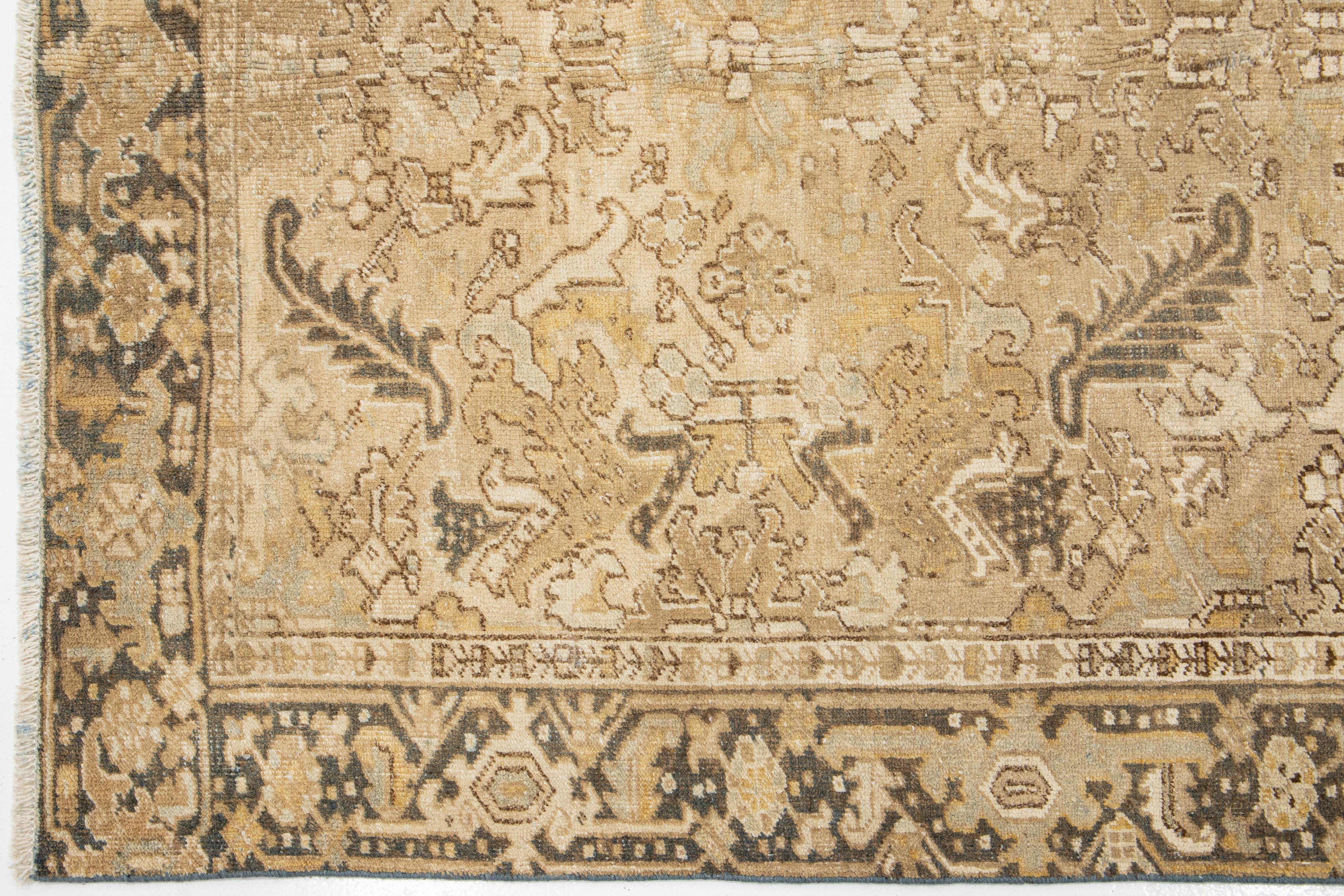Beige 1920er handgefertigter Wollteppich Persisch Heriz mit Allover-Muster im Angebot 1