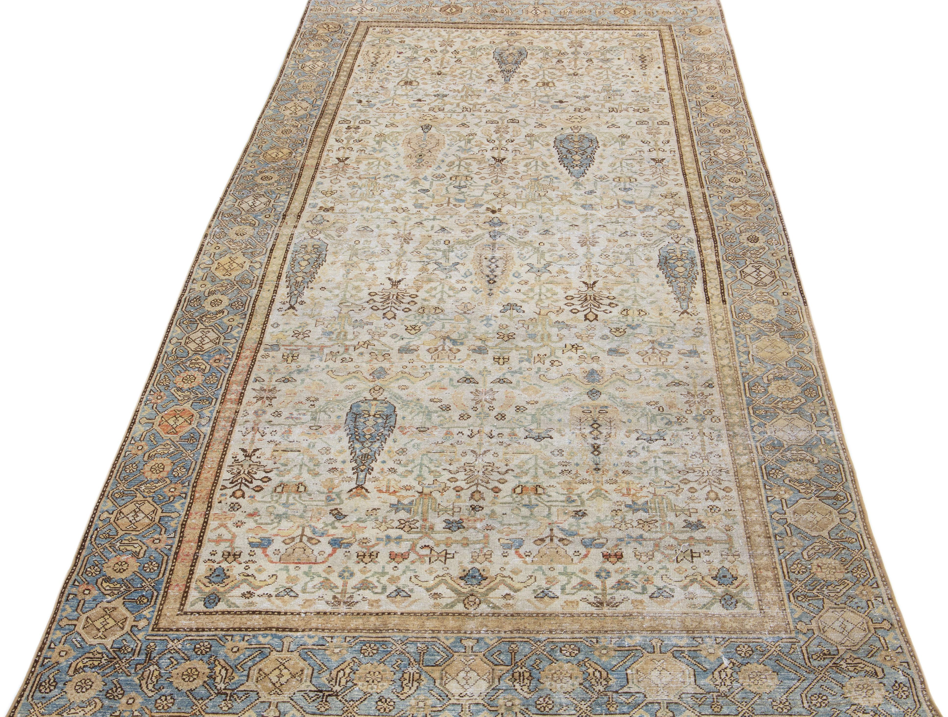 Bellissimo tappeto antico in lana Malayer annodato a mano con campo beige. Questo tappeto persiano presenta accenti beige, blu e ruggine in uno splendido disegno floreale tradizionale.

Questo tappeto misura 1 metro e 70 x 1 metro e 70.

