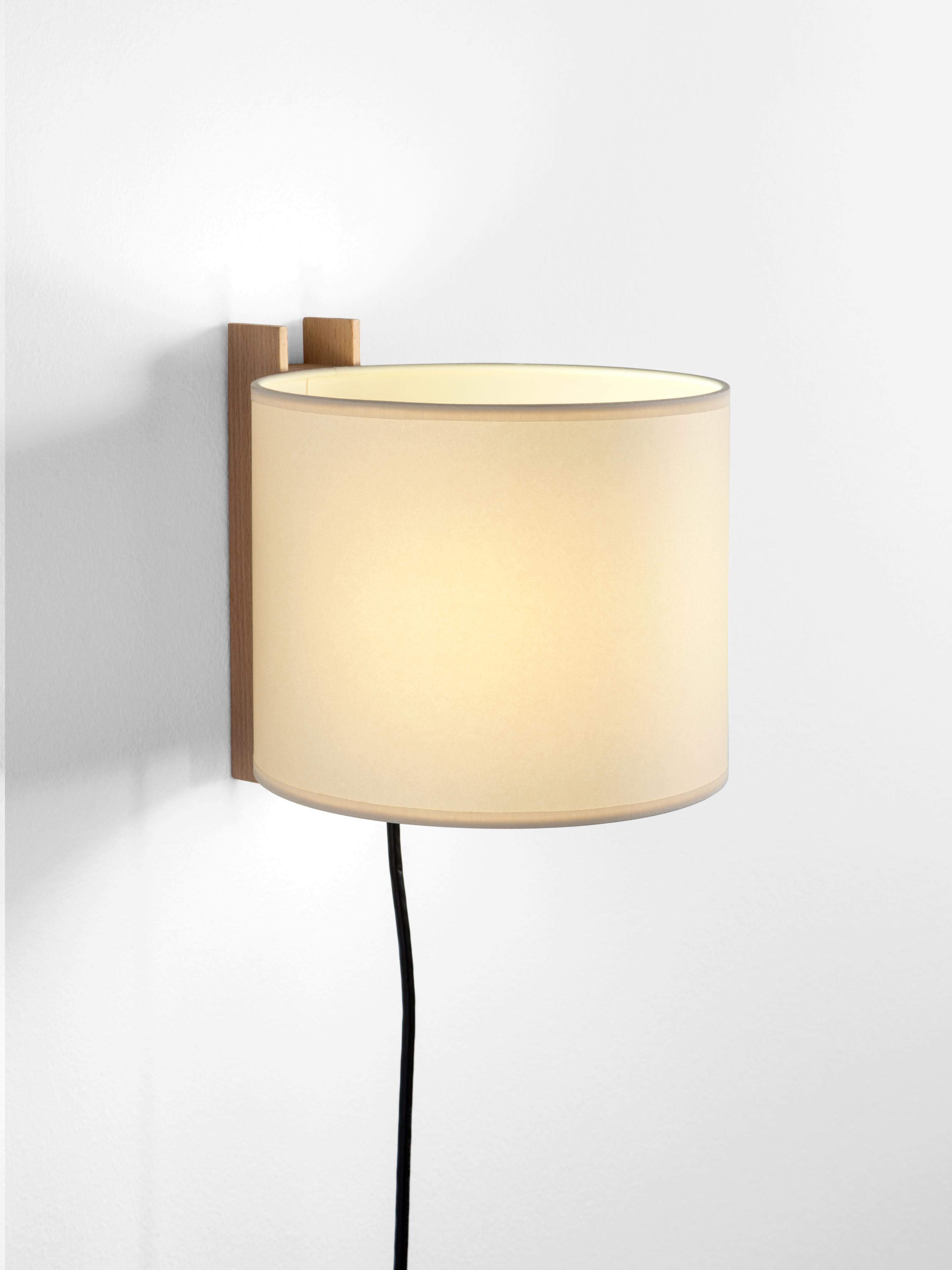 Beige and beech TMM Corto wall lamp by Miguel Milá
Dimensions: D 20 x W 23 x H 20 cm
Materials: Metal, beech wood, parchment lampshade.
With plug.
Available in beech or walnut and in white or beige lampshade.
Available with plug or direct