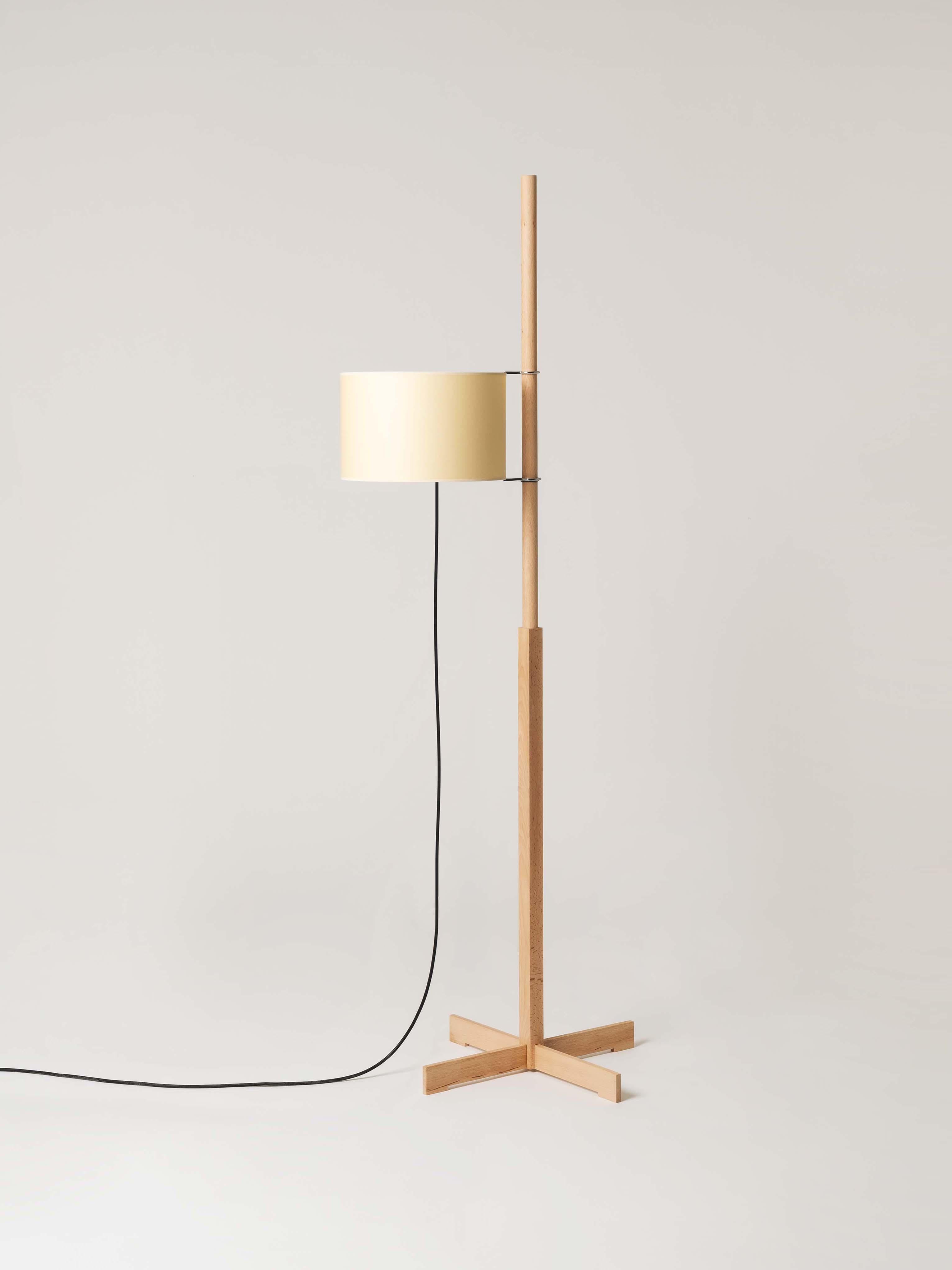 Beige and beech TMM floor lamp by Miguel Milá
Dimensions: D 50 x W 60 x H 166 cm.
Materials: Beech wood, parchment lampshade.
Available in 3 lampshades: beige, white and white with diffuser.
Available in 5 woods: beech, cherry, walnut, natural