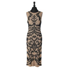 Beigefarbenes und schwarzes Cocktailkleid aus Jacquard-Spitzenstrick  Alexander McQueen