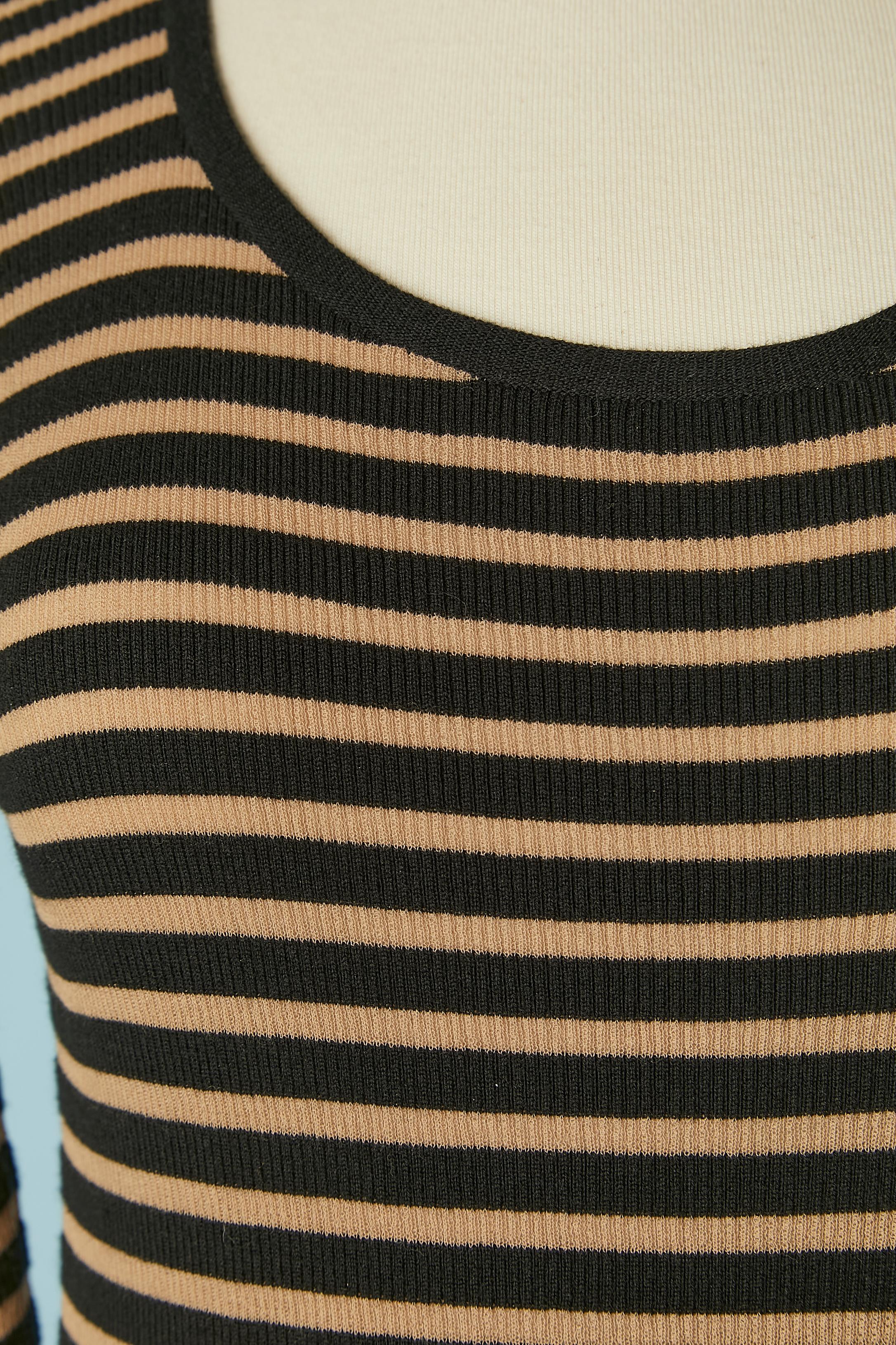 Beige and black striped sweater with rhinestone buttons on the top left side.
Knit composition: 53% cotton, 40% wool, 4% cashmere, 3% polyamide.
SIZE 42 (Fr) M
