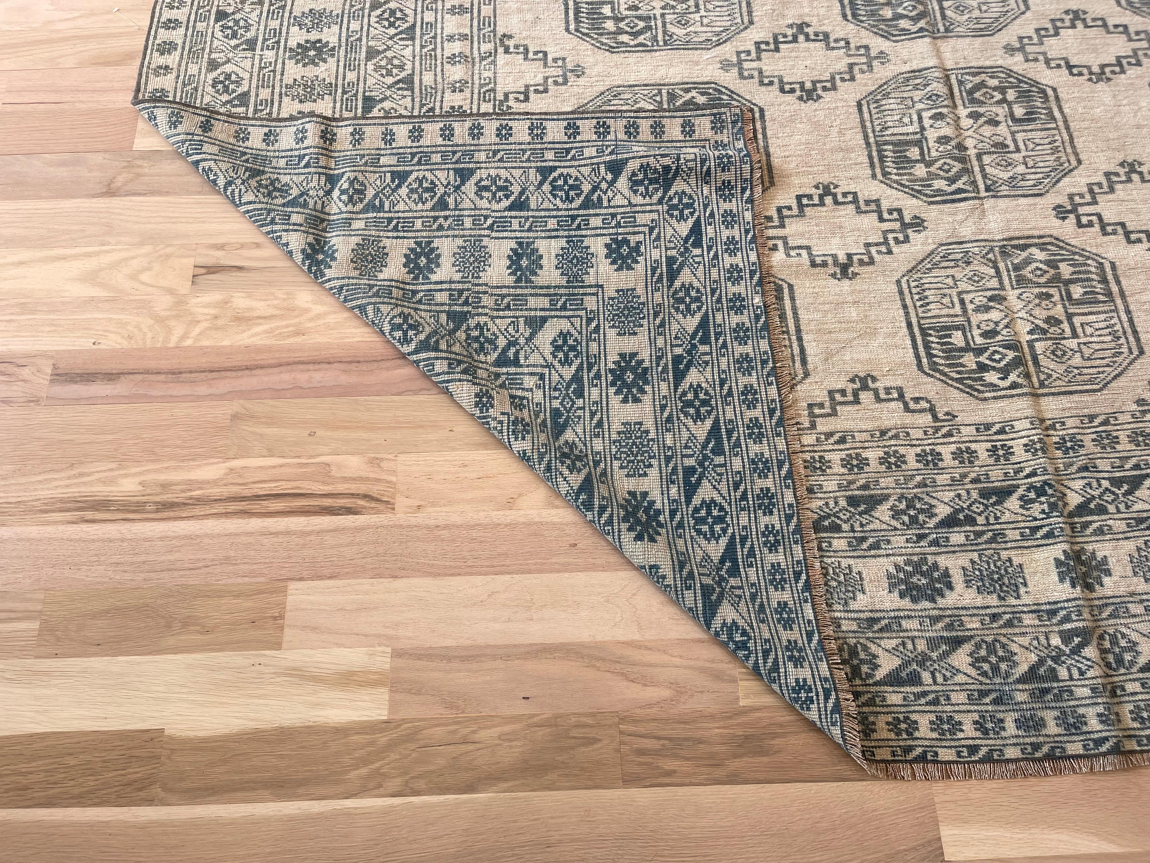 Turco Tappeto turco beige e blu con design Khotan in vendita