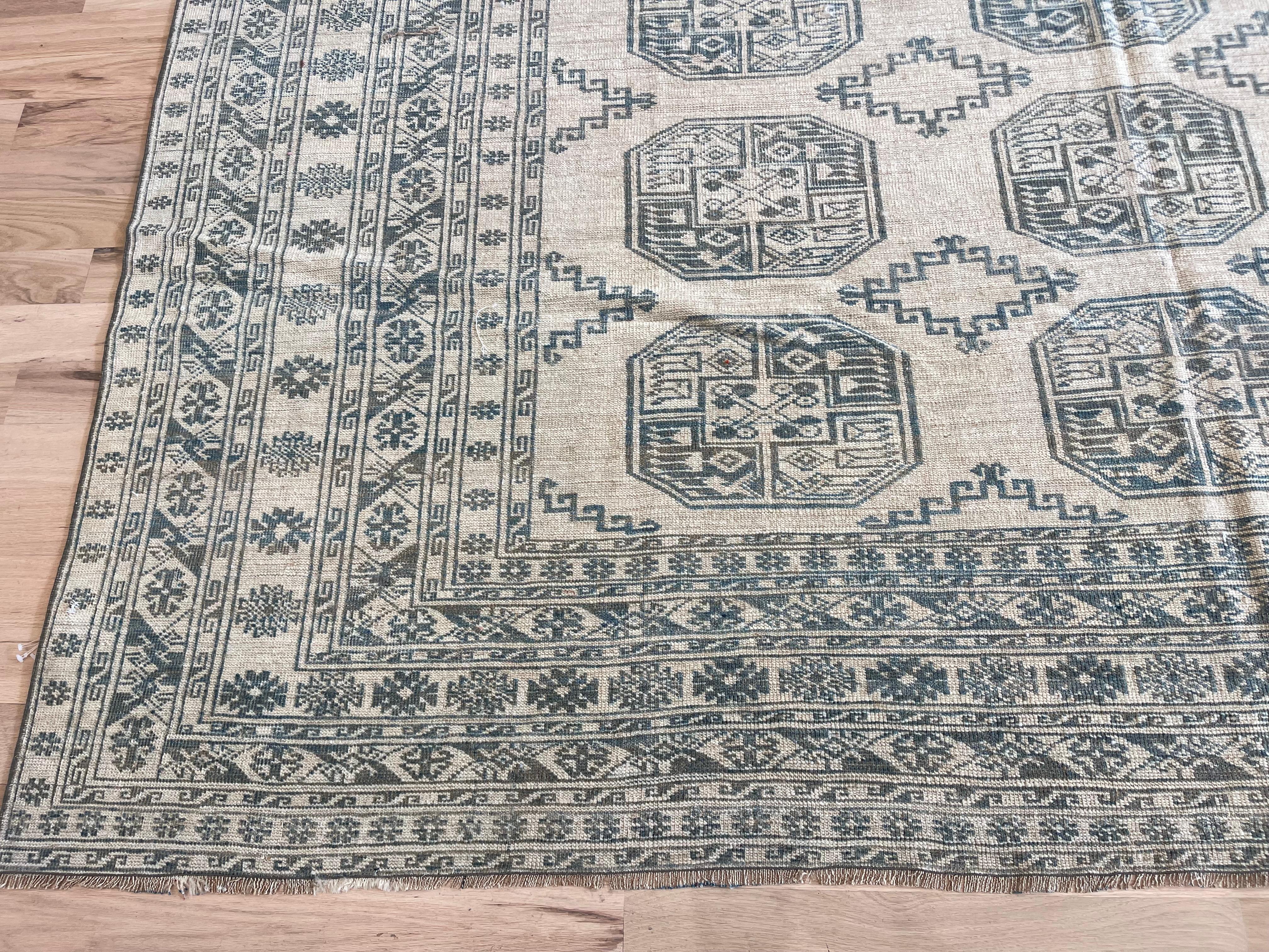 Annodato a mano Tappeto turco beige e blu con design Khotan in vendita