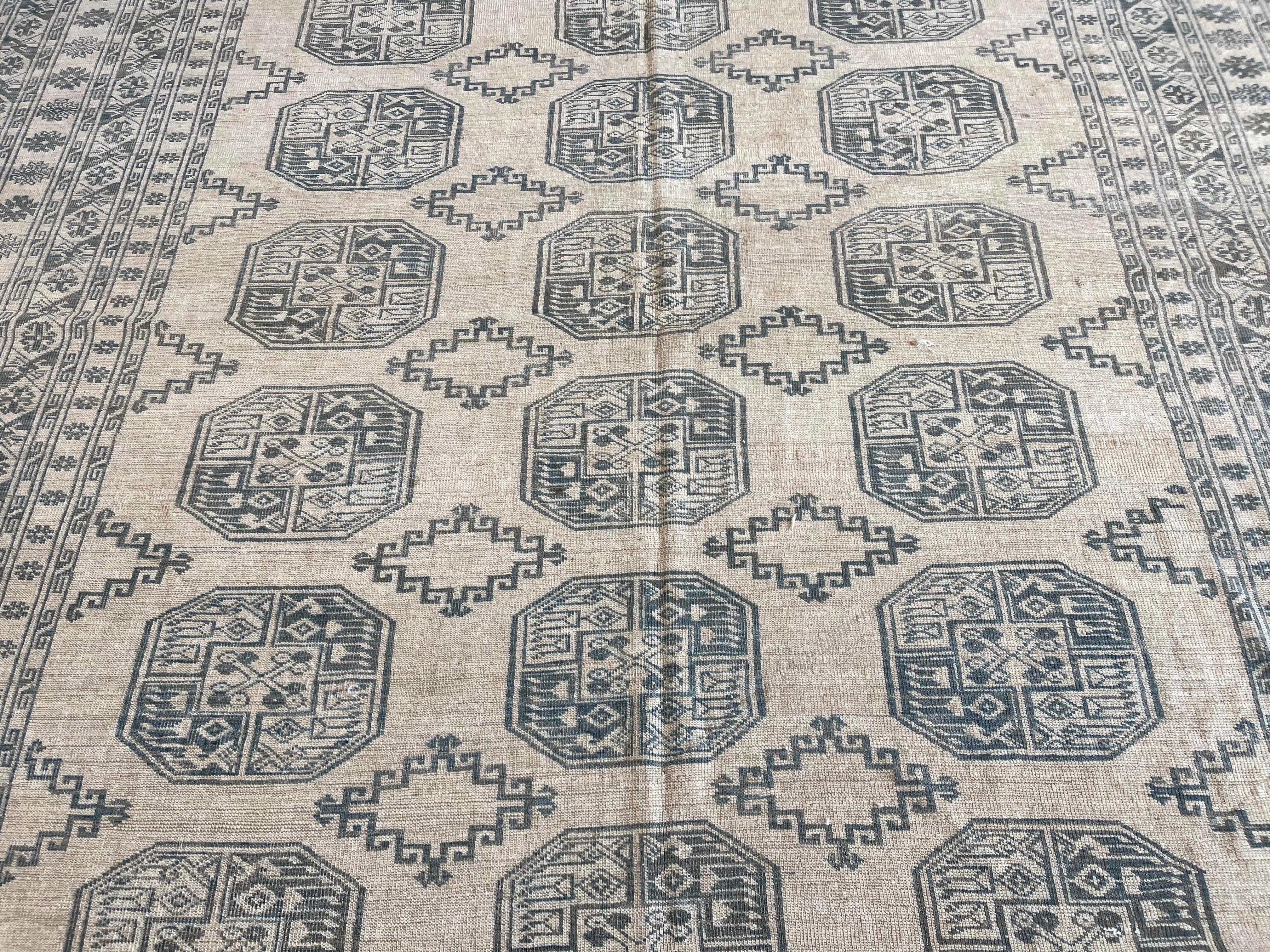 Tappeto turco beige e blu con design Khotan In condizioni Nuovo in vendita a West Hollywood, CA