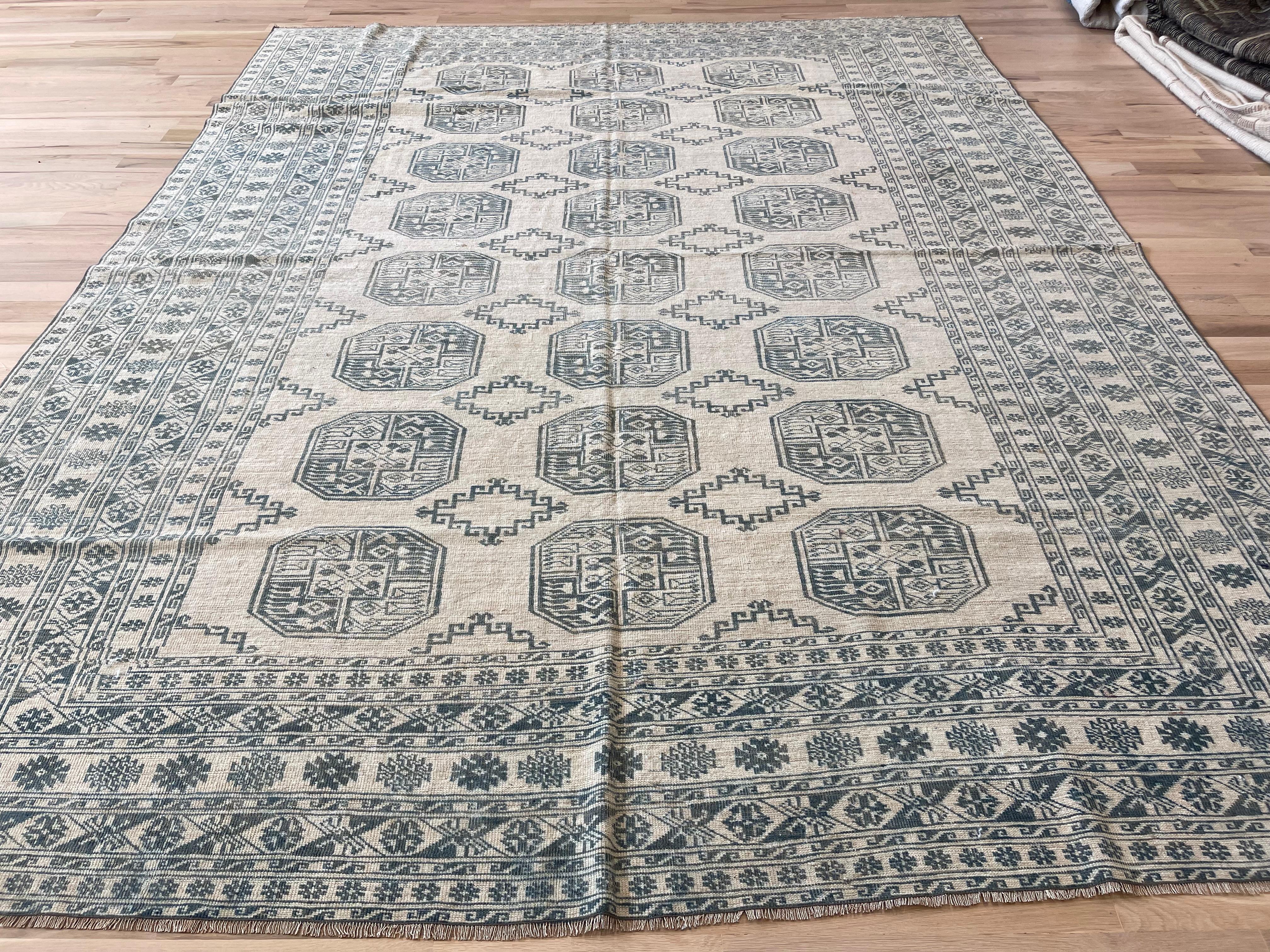 XXI secolo e contemporaneo Tappeto turco beige e blu con design Khotan in vendita
