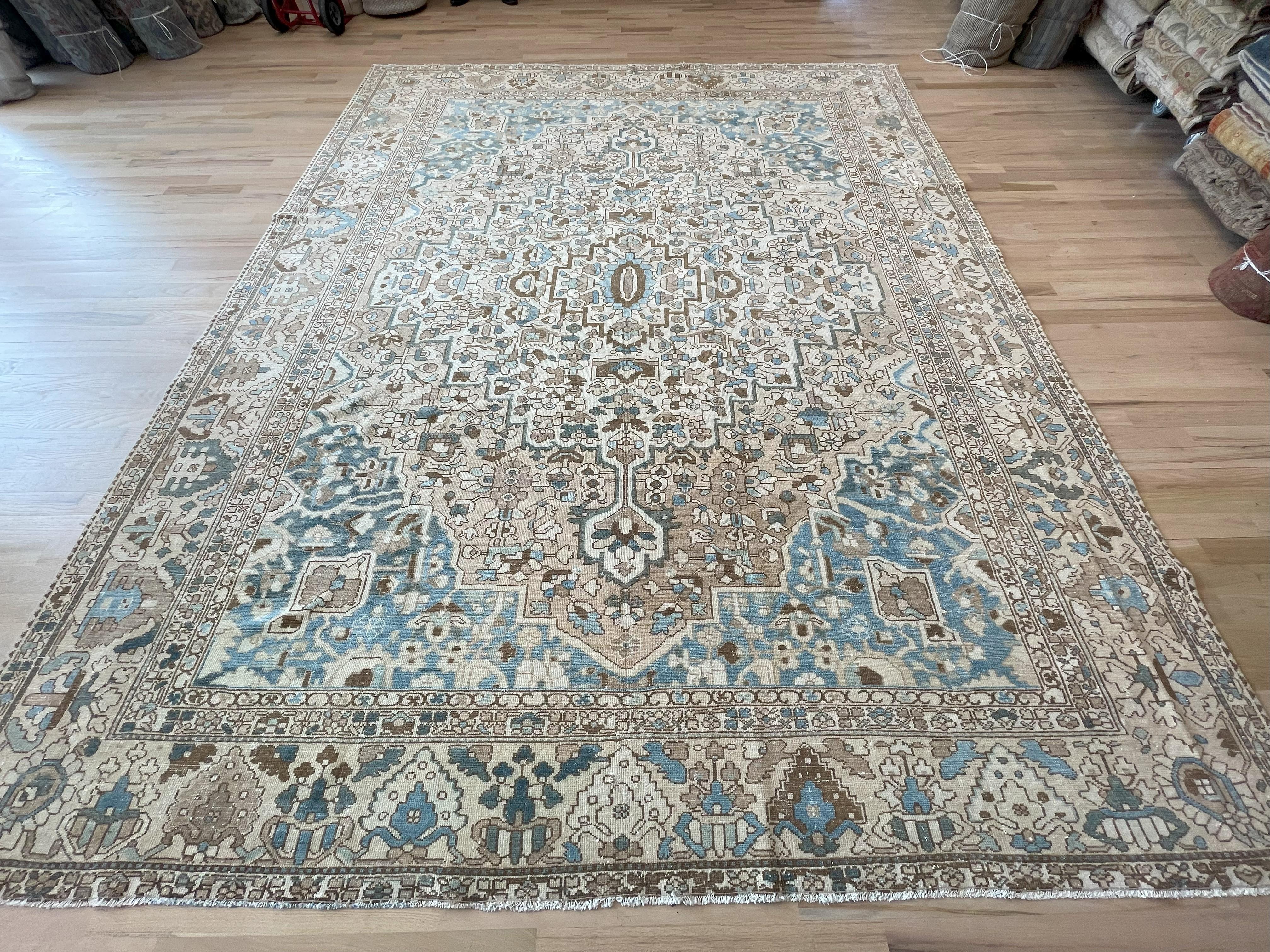 Esta alfombra persa Bakhtiari beige y azul semi-antigua no sólo tiene un diseño de medallón central, sino también intrincados detalles en el campo y el borde. Todo lana, tintes vegetales naturales, hecho y anudado a mano en Irán.

Esta alfombra es