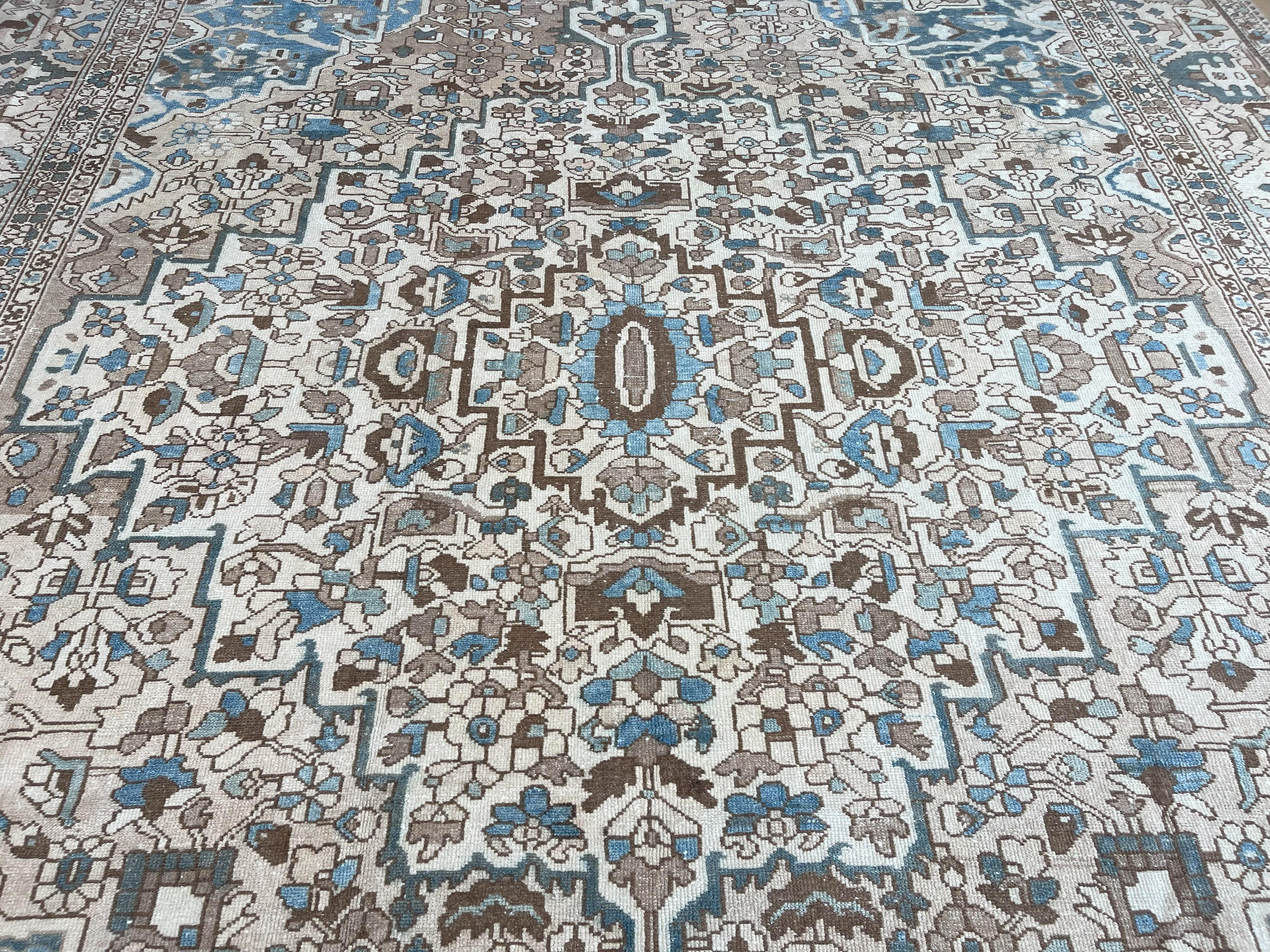 Alfombra Persa Bakhtiari Beige y Azul Semi-Antigua en Bueno estado para la venta en West Hollywood, CA