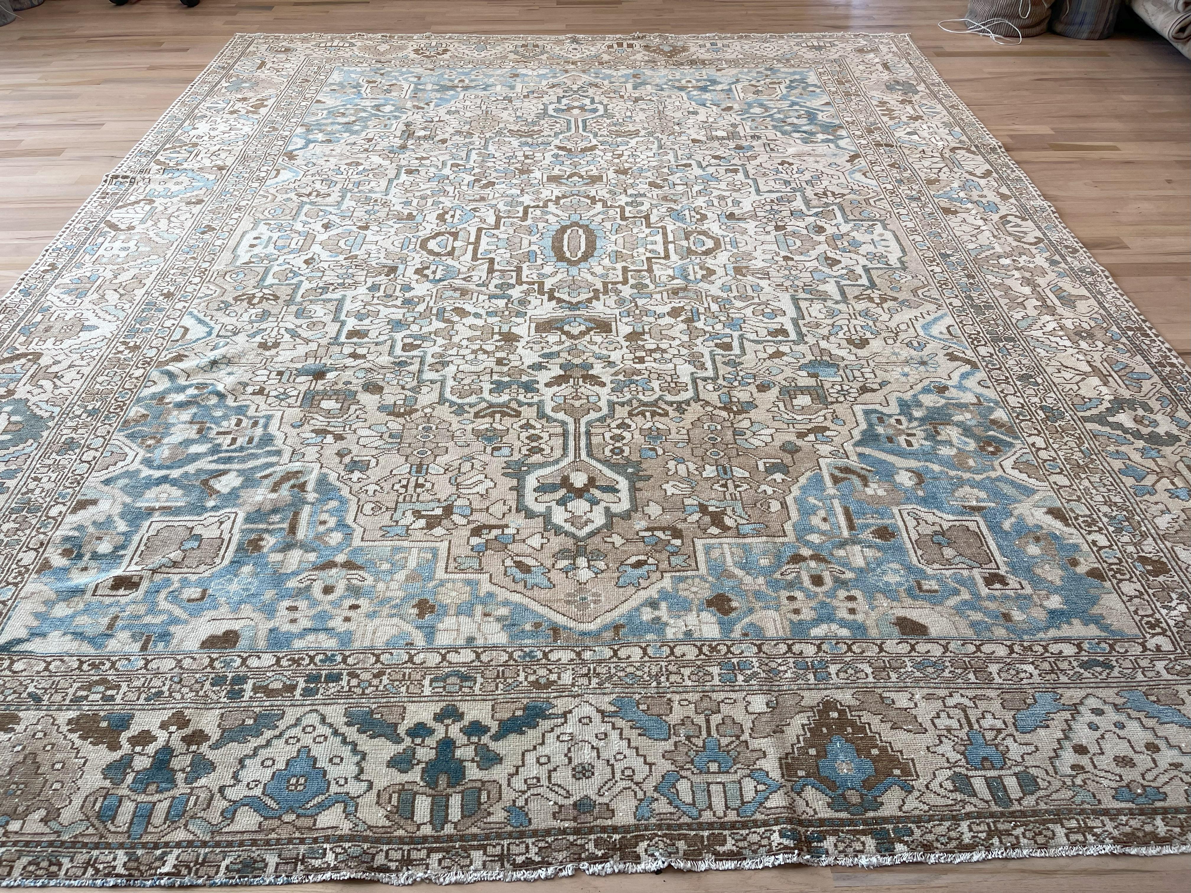 Alfombra Persa Bakhtiari Beige y Azul Semi-Antigua mediados del siglo XX en venta