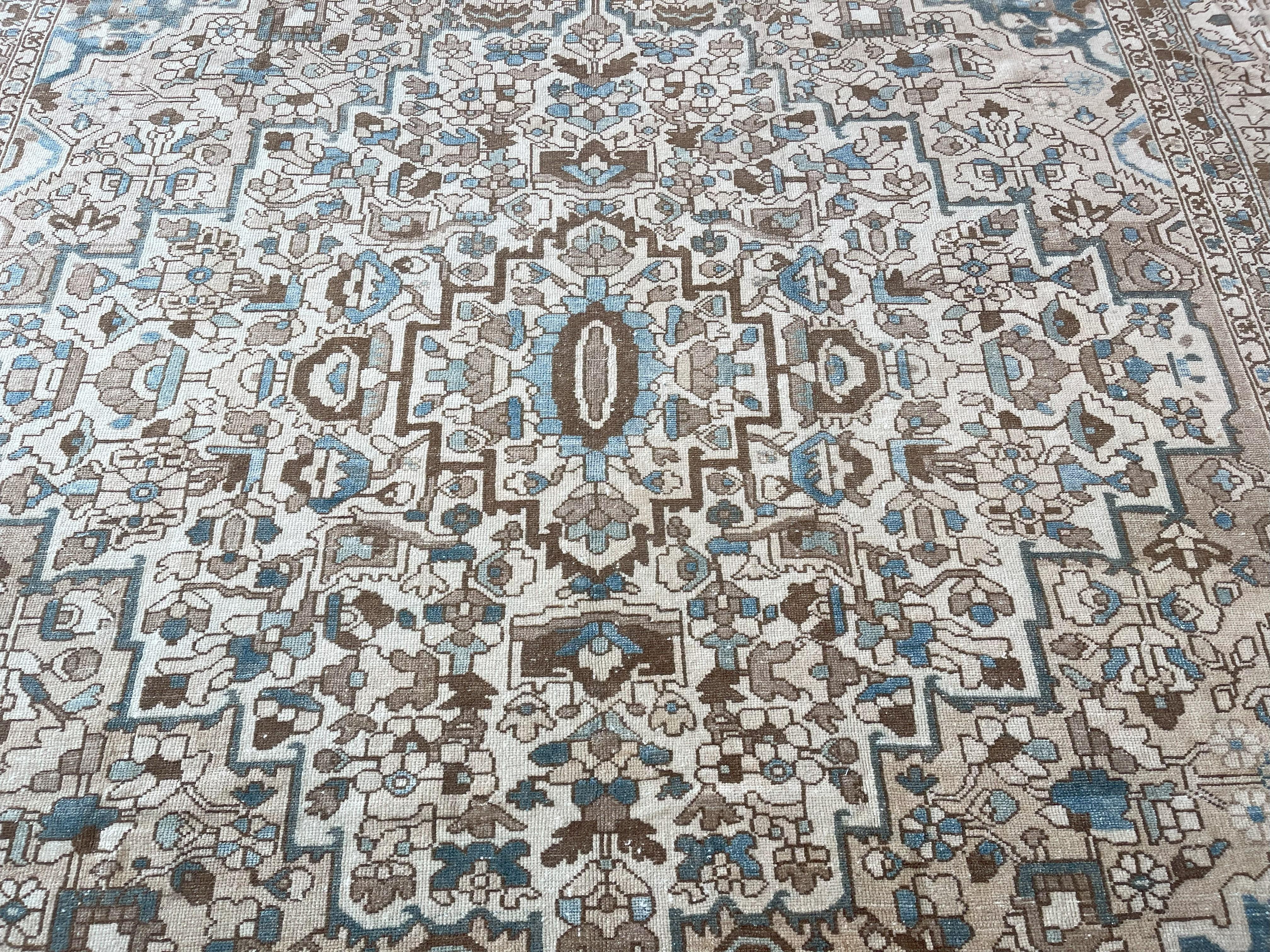 Alfombra Persa Bakhtiari Beige y Azul Semi-Antigua en venta 1