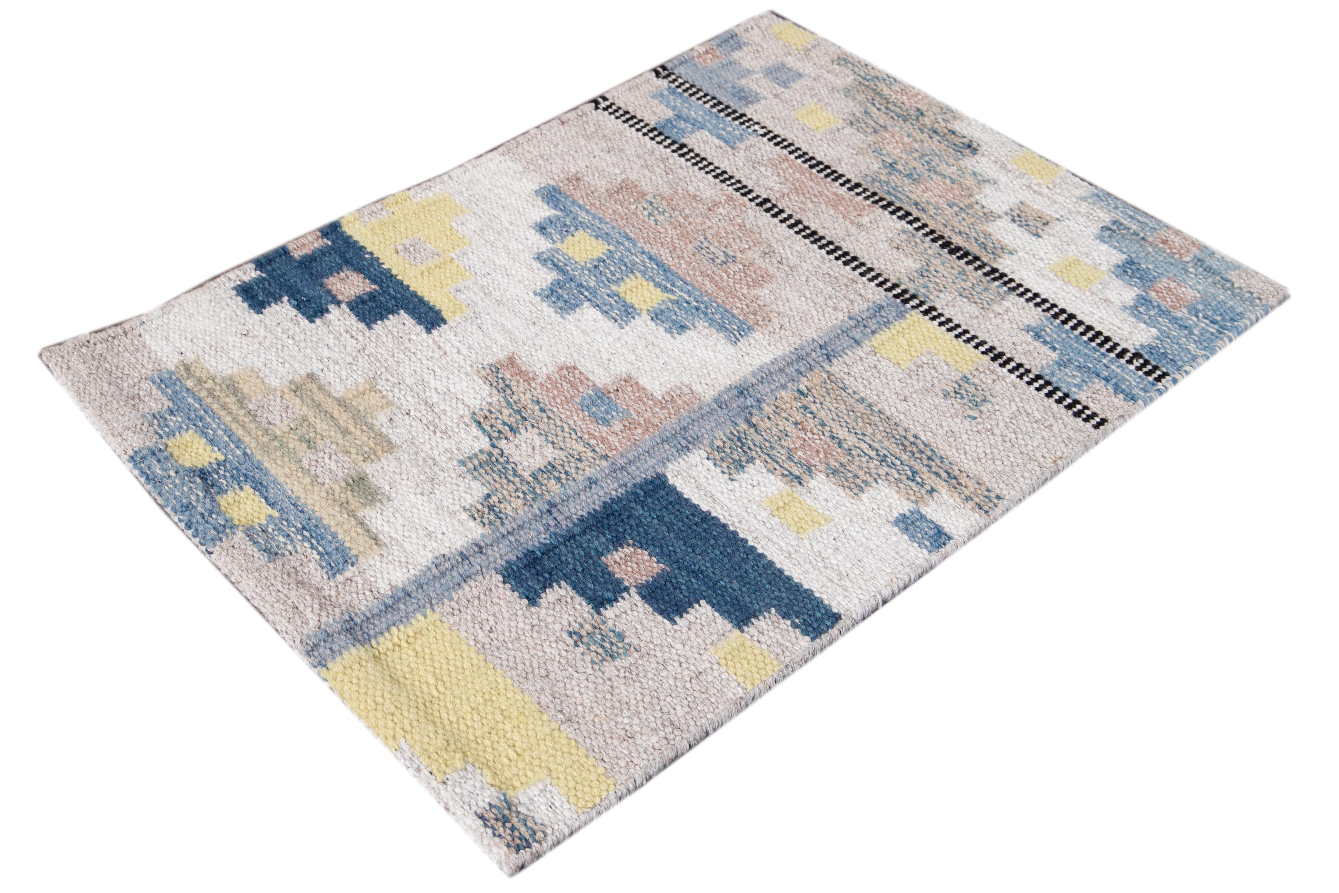 Moderne Tapis Kilim personnalisé en laine de style scandinave beige et bleu en vente