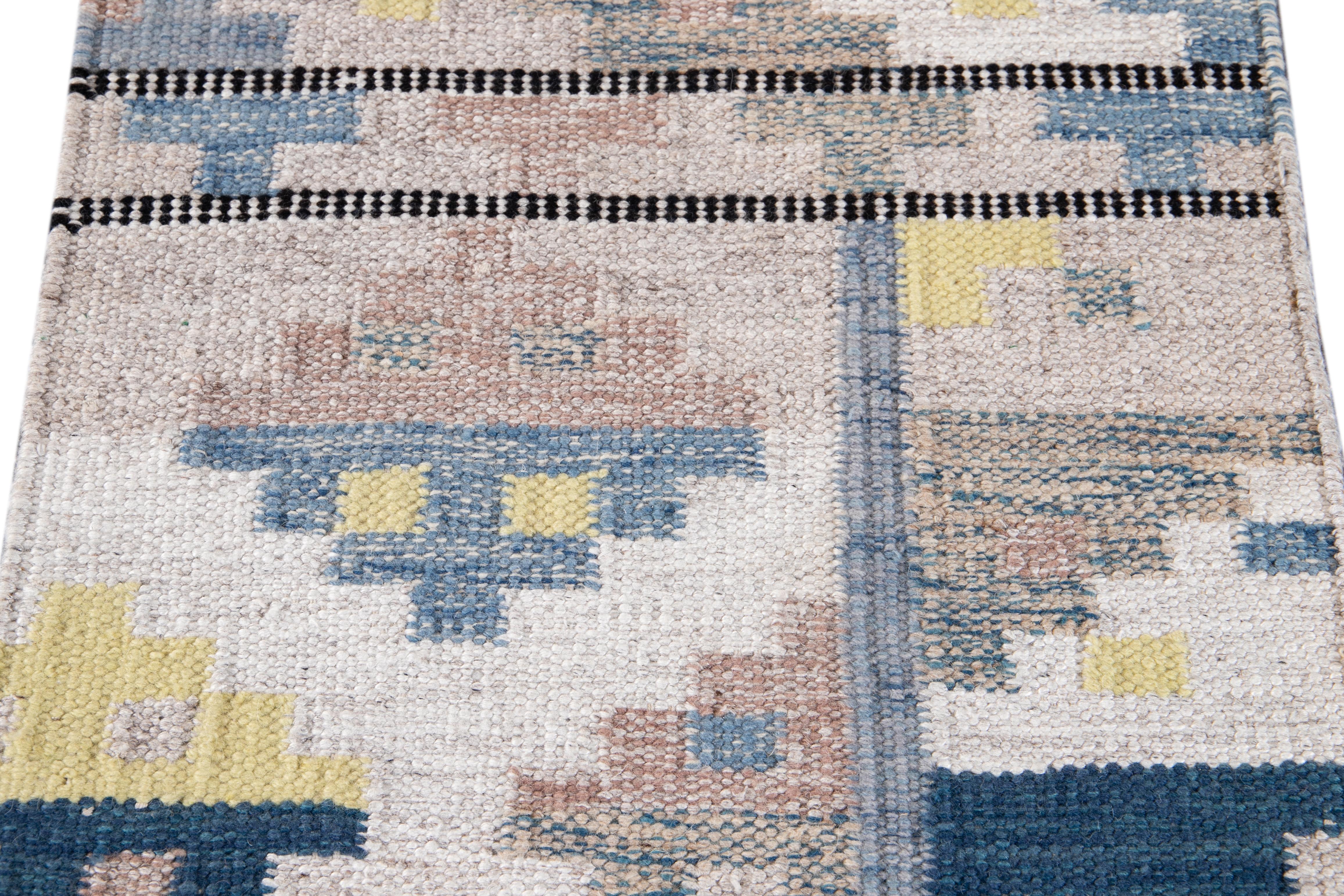 Tapis Kilim personnalisé en laine de style scandinave beige et bleu en vente 1