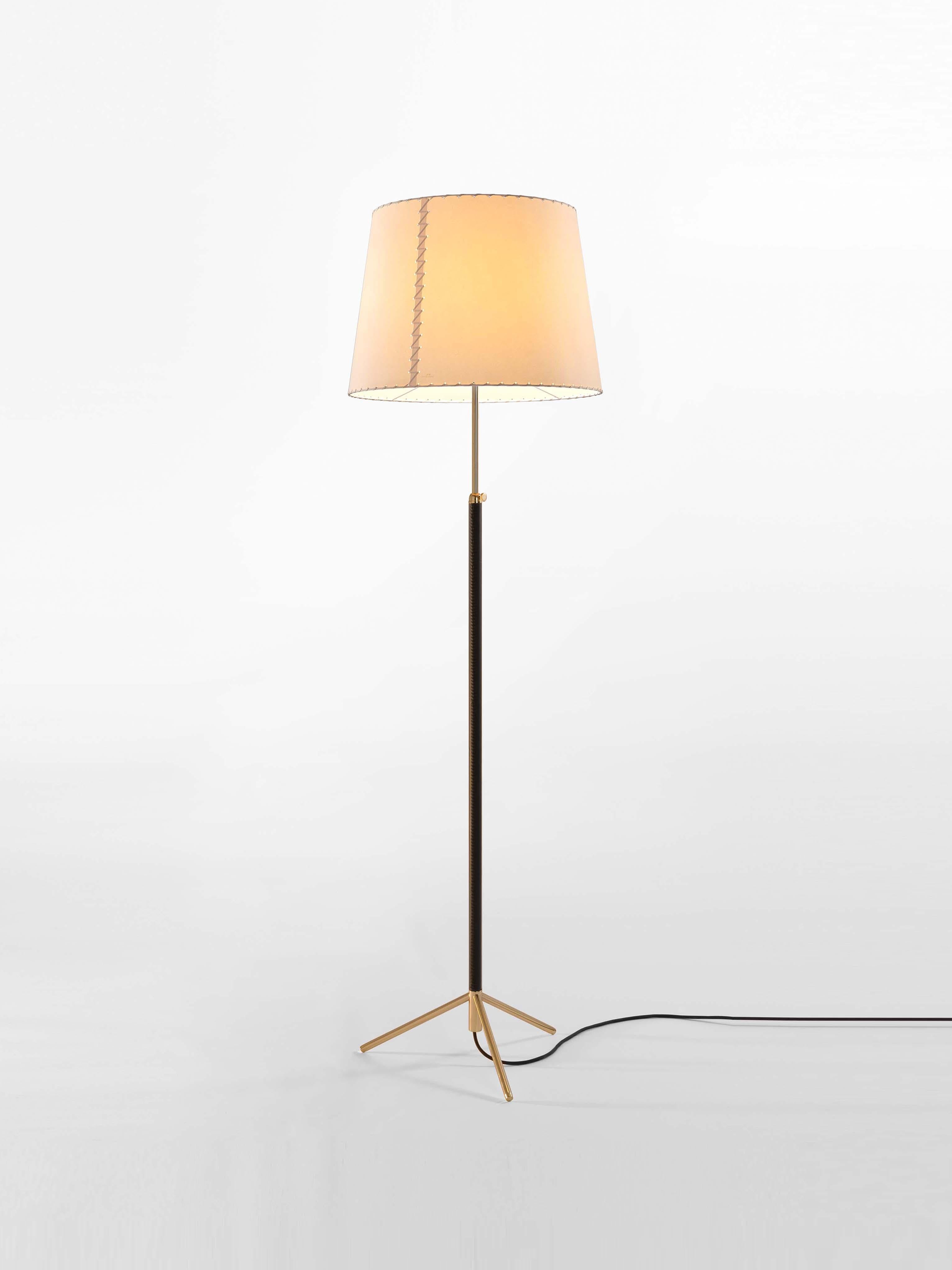 Beige and brass Pie de Salón G1 floor lamp by Jaume Sans
Dimensions: D 45 x H 120-160 cm
Materials: Metal, leather, stitched parchment.
Available in chrome-plated or polished brass structure.
Available in other shade colors and sizes.

This
